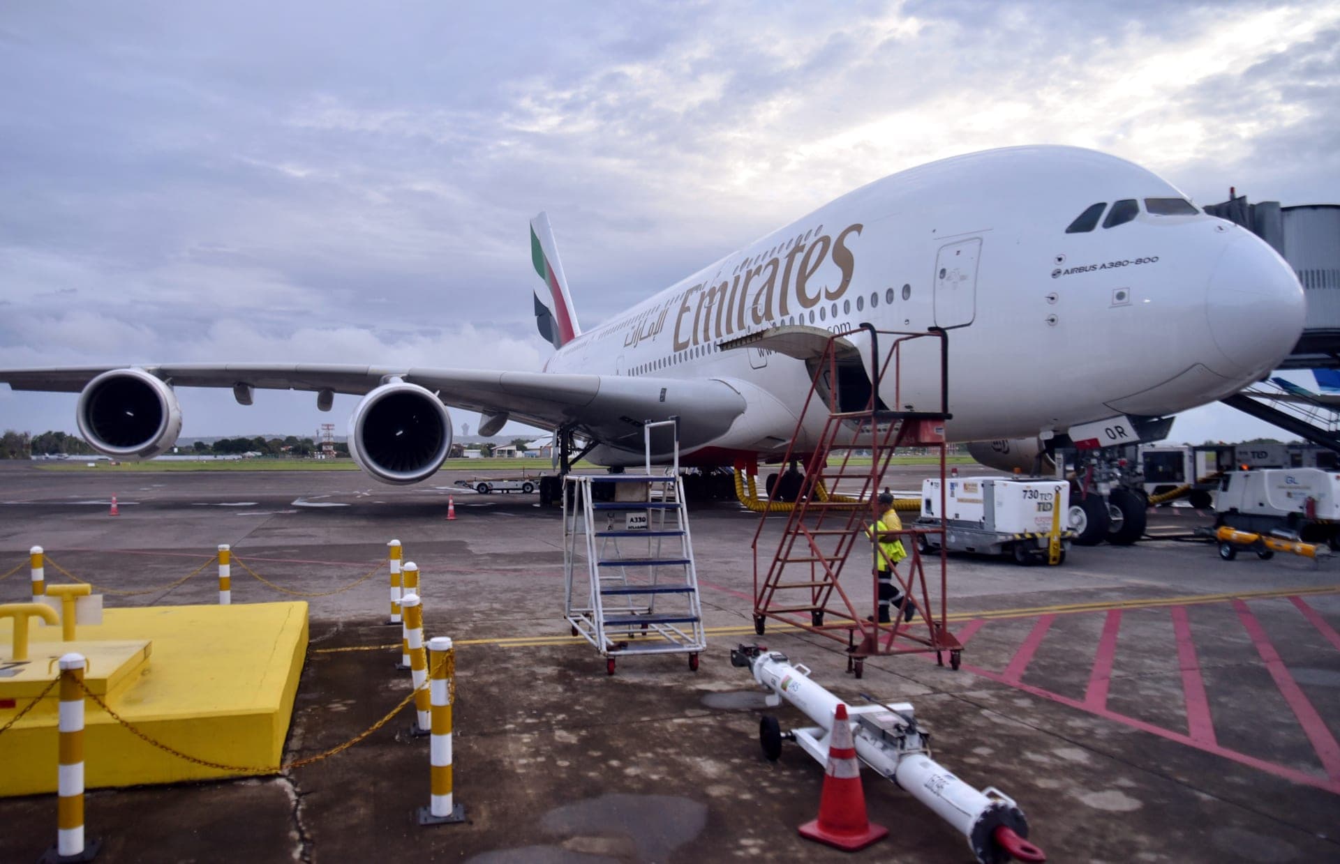 Un Airbus A380-861 d'Emirates au sol à Denpasar, à Bali, en 2025 : Emirates reste le plus grand exploitant du type des années après l'arrêt de sa production par Airbus