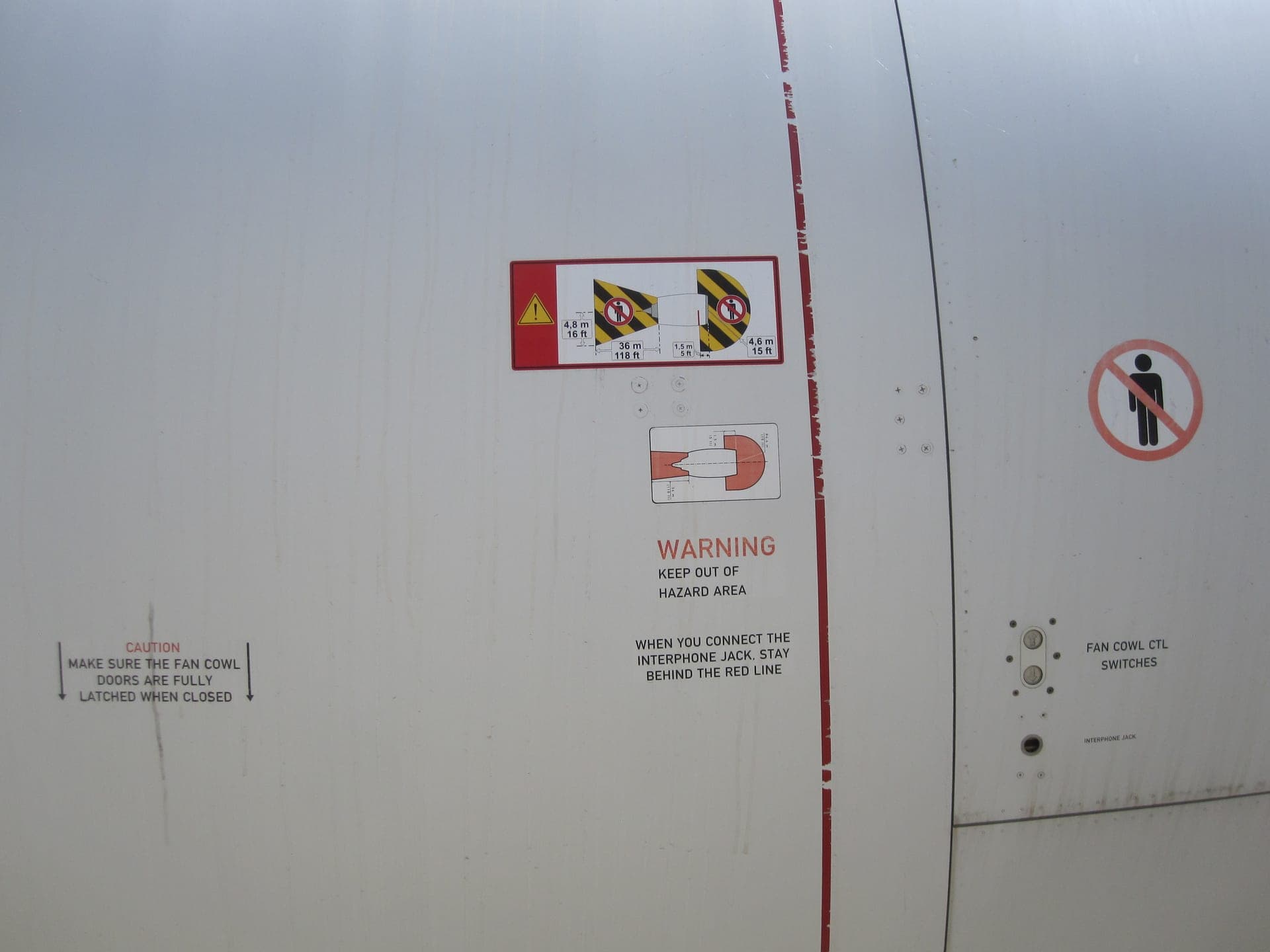 Une vue rapprochée de l'un des quatre turboréacteurs sous voilure de l'Airbus A380 et de son mât