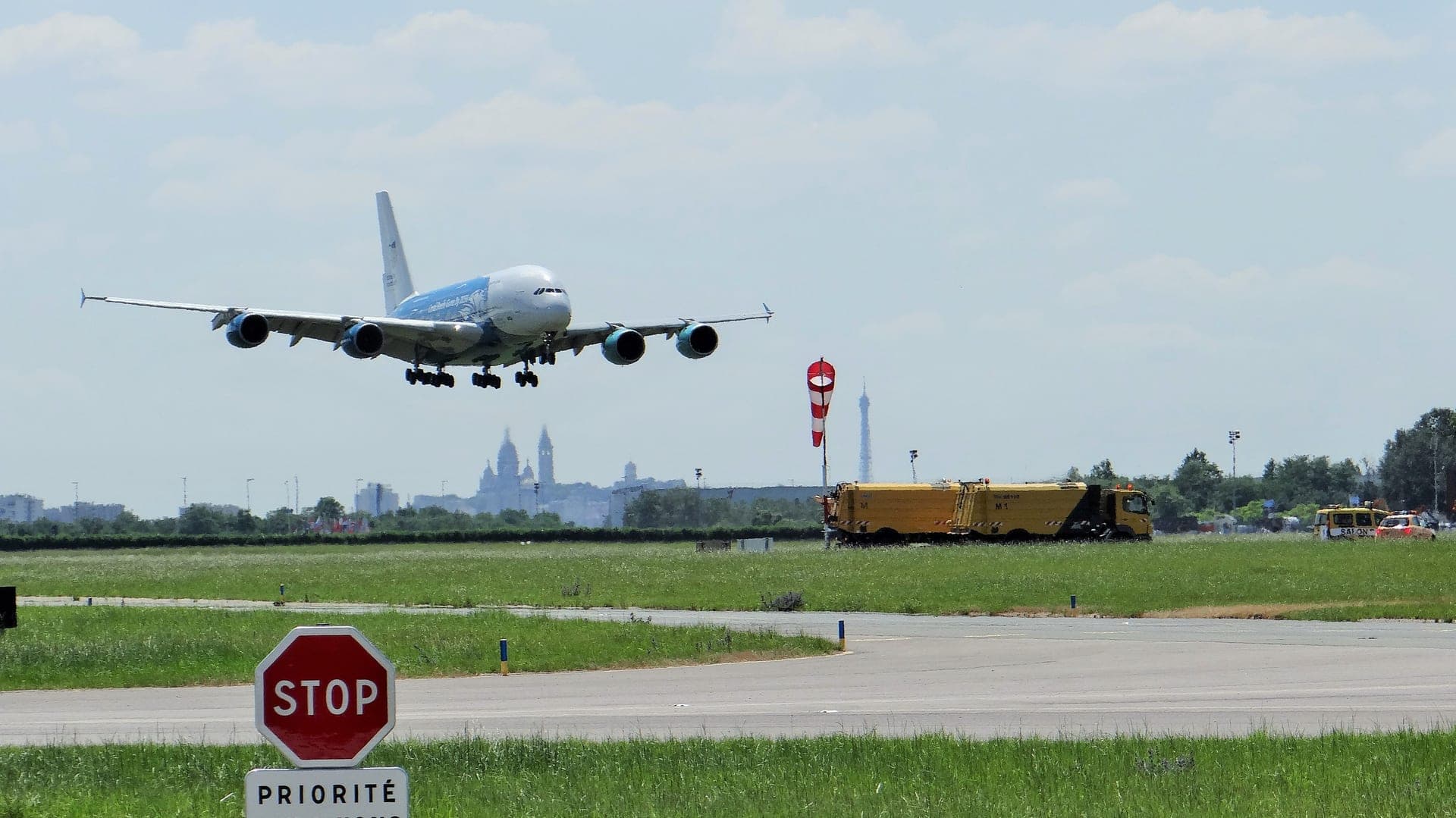 Un Airbus A380 d'occasion, 9H-MIP, dans la livrée toute blanche de l'exploitant charter portugais HiFly, exposé au salon du Bourget 2019