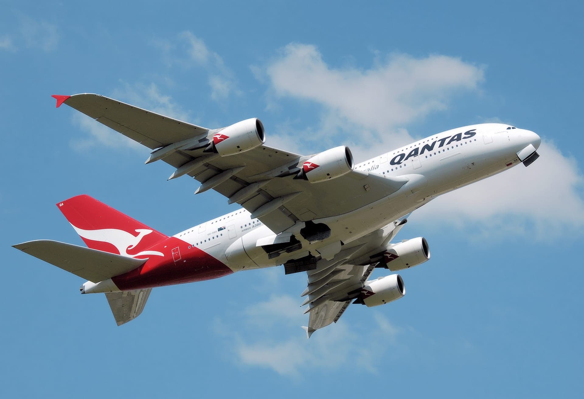 L'Airbus A380-842 VH-OQA de Qantas au décollage de Londres-Heathrow, l'appareil victime d'une explosion moteur non contenue au-dessus de l'île de Batam en novembre 2010