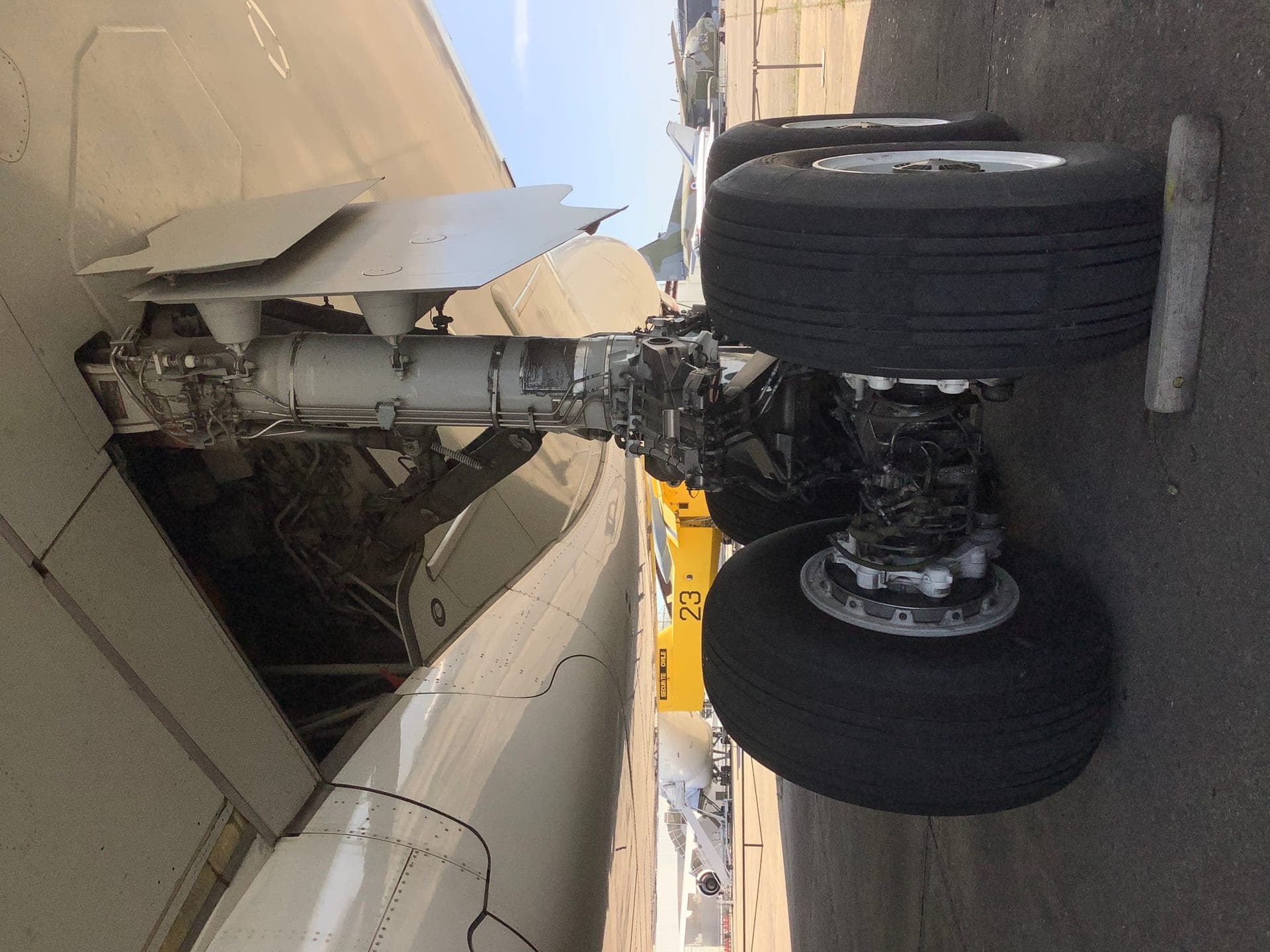L'un des bogies du train d'atterrissage sous voilure de l'Airbus A380, élément du train à vingt roues qui répartit le poids de l'appareil sur le revêtement des pistes