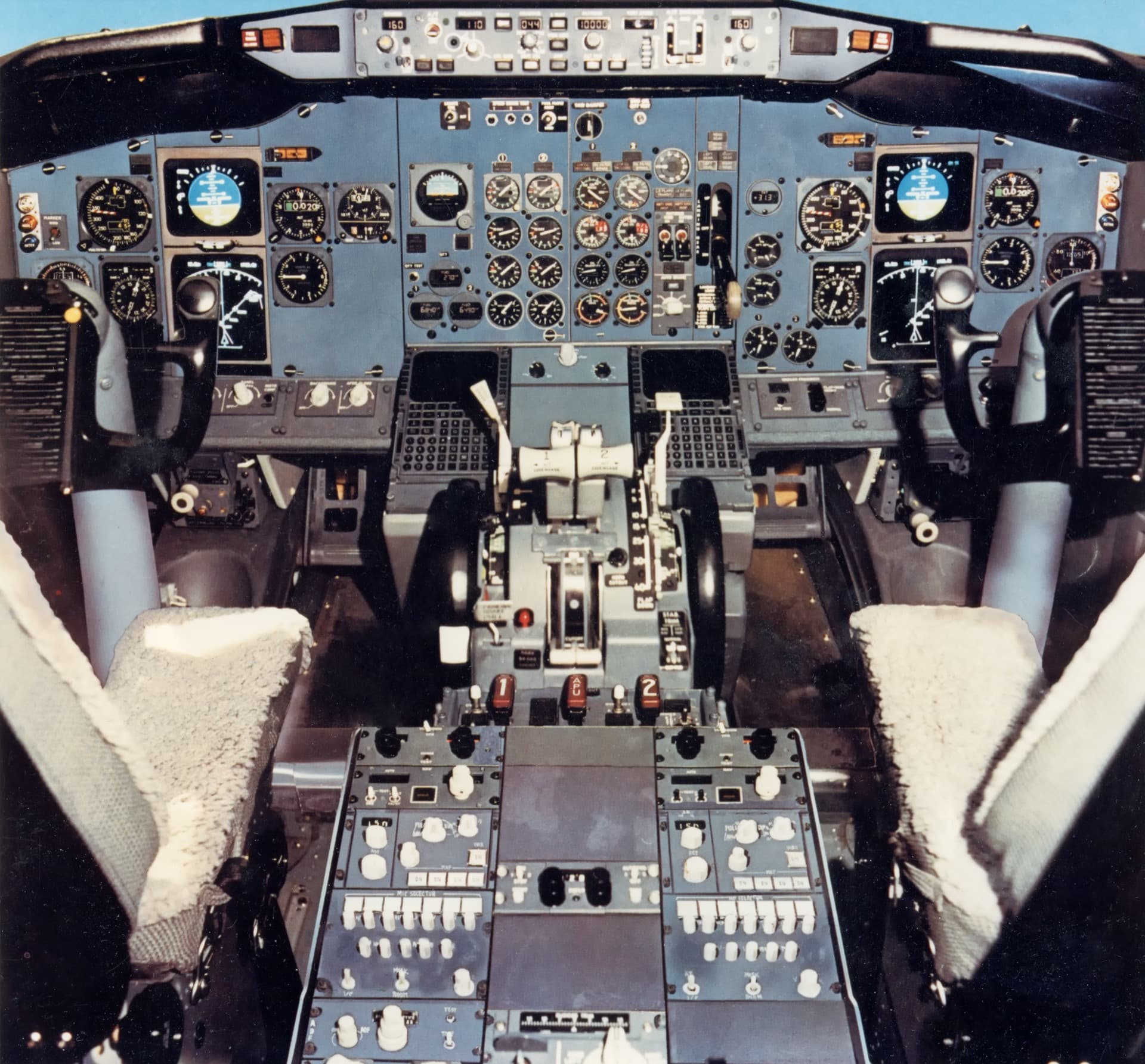 Le poste de pilotage à instruments analogiques d'un Boeing 737-300, représentatif de la série Classic avant l'arrivée du cockpit à écrans de la génération Next Generation