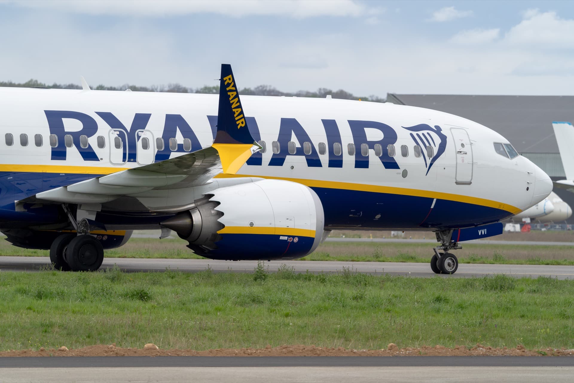 Un Boeing 737 MAX 8-200 de Ryanair, la version à haute densité développée pour la compagnie, vu de près sur le tarmac