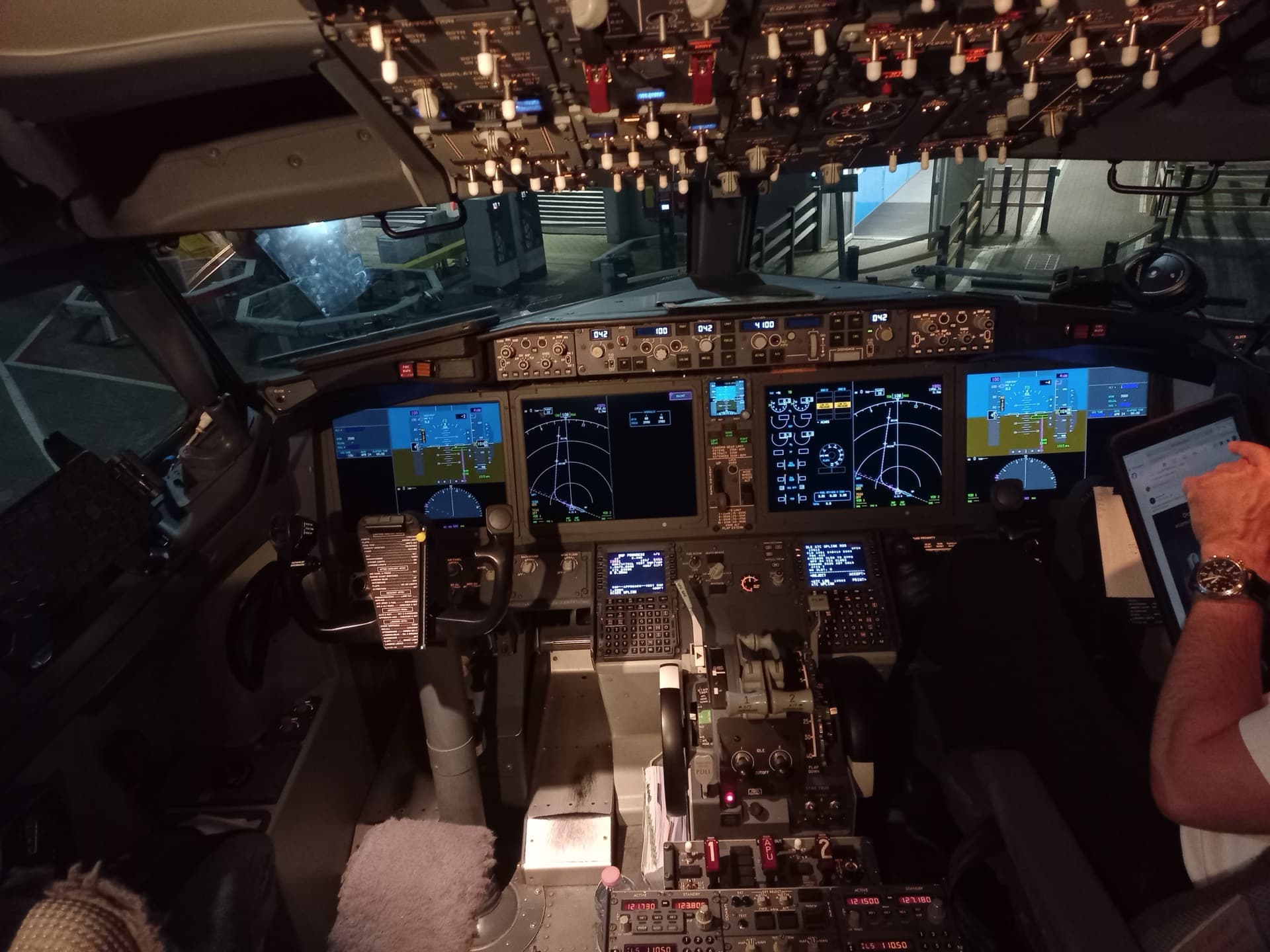 Le poste de pilotage d'un Boeing 737 MAX, avec ses grands écrans de vol primaires et de navigation remplaçant les instruments à cadrans ronds des générations précédentes