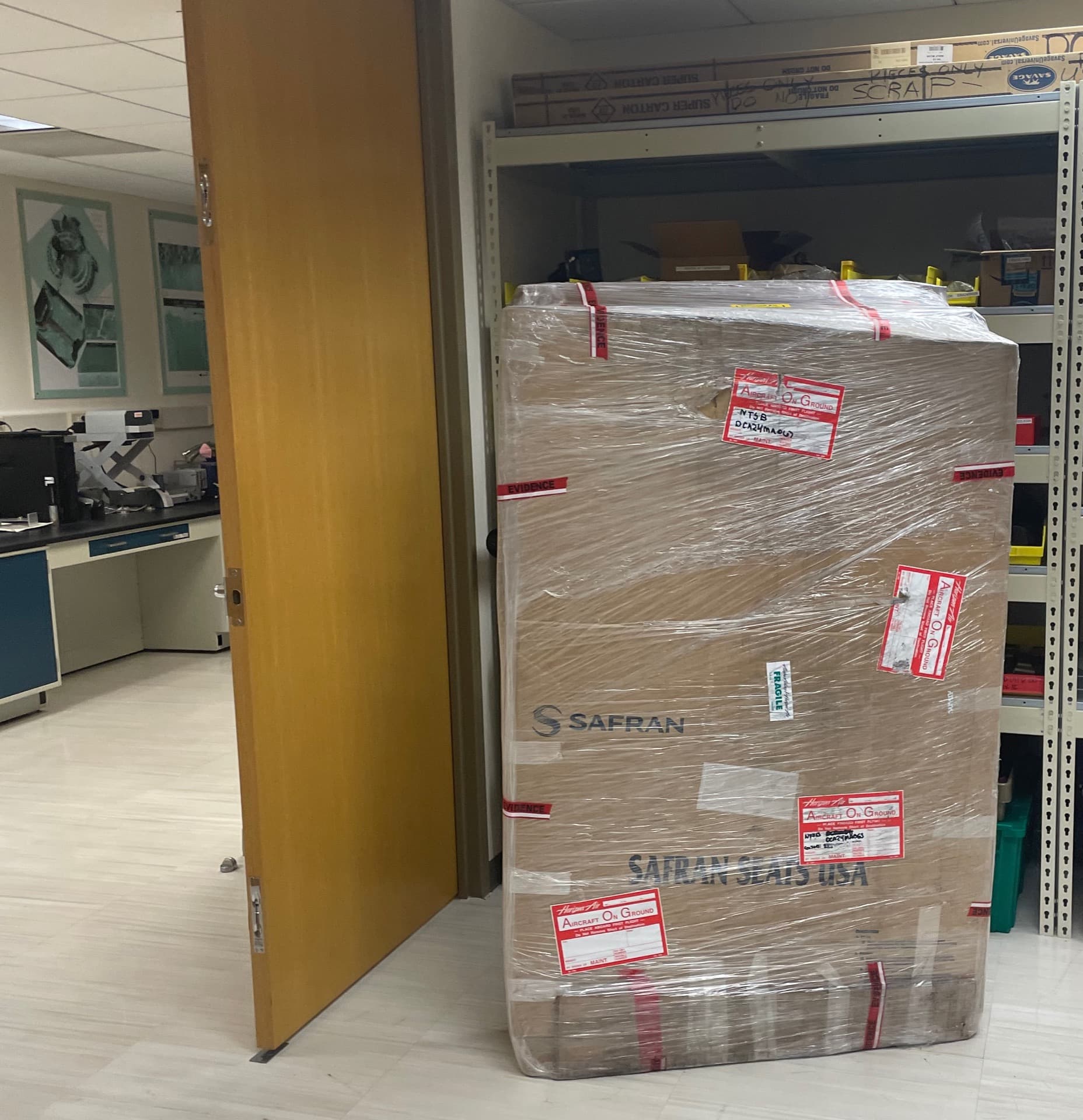 Le bouchon de porte de milieu de cabine du vol 1282 d'Alaska Airlines, examiné sous un éclairage de laboratoire dans le cadre de l'enquête du National Transportation Safety Board sur sa séparation en vol