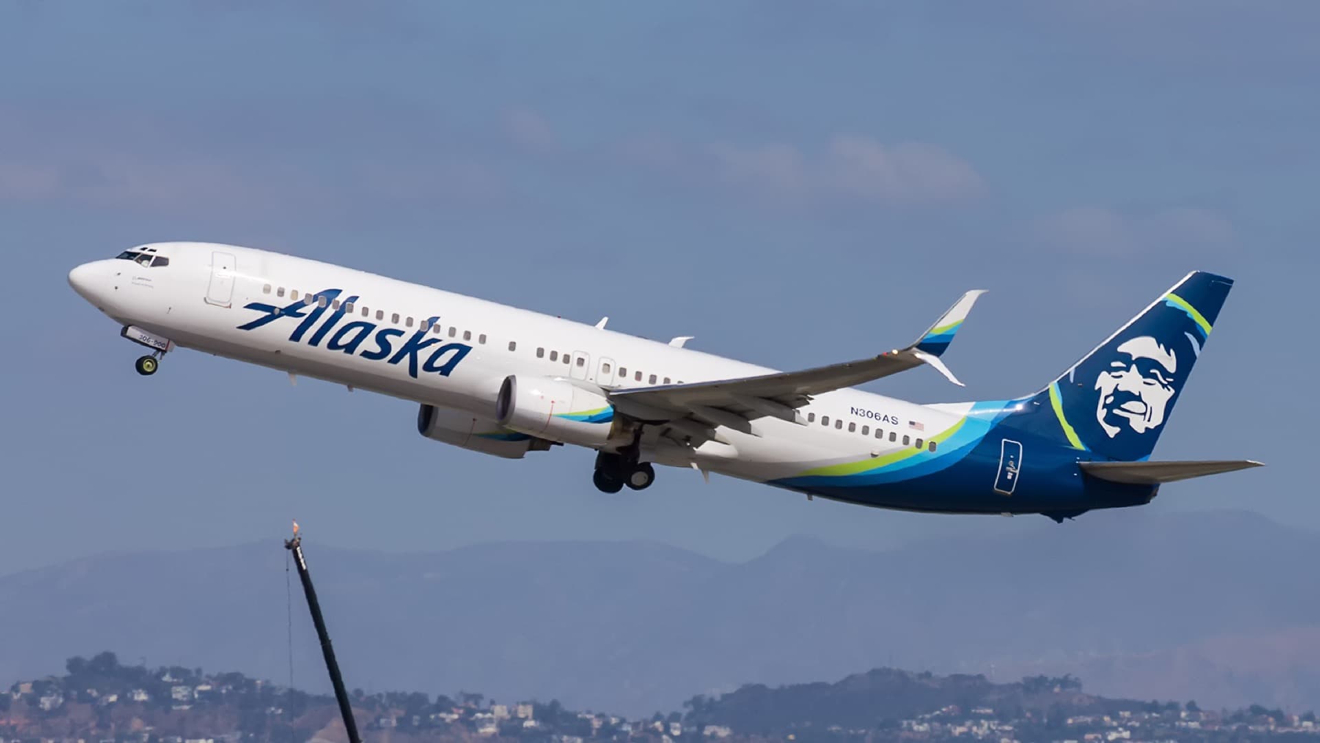 Un Boeing 737-900 d'Alaska Airlines roulant à l'aéroport international de Los Angeles, la version Next Generation au fuselage le plus long