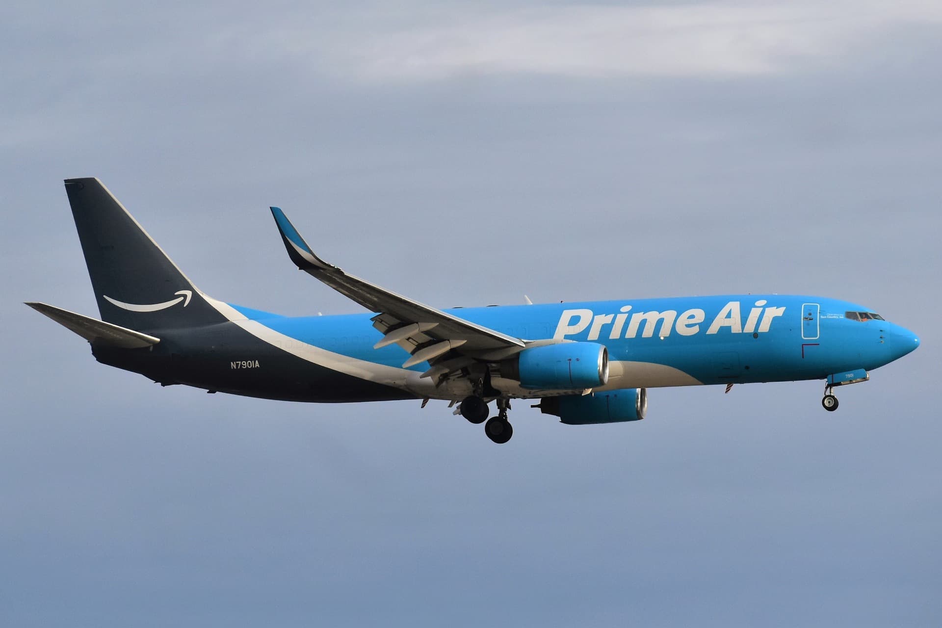 Un Boeing 737-84P(BCF) cargo converti, aux couleurs d'Amazon Prime Air et exploité par Sun Country Airlines, en approche pour atterrir