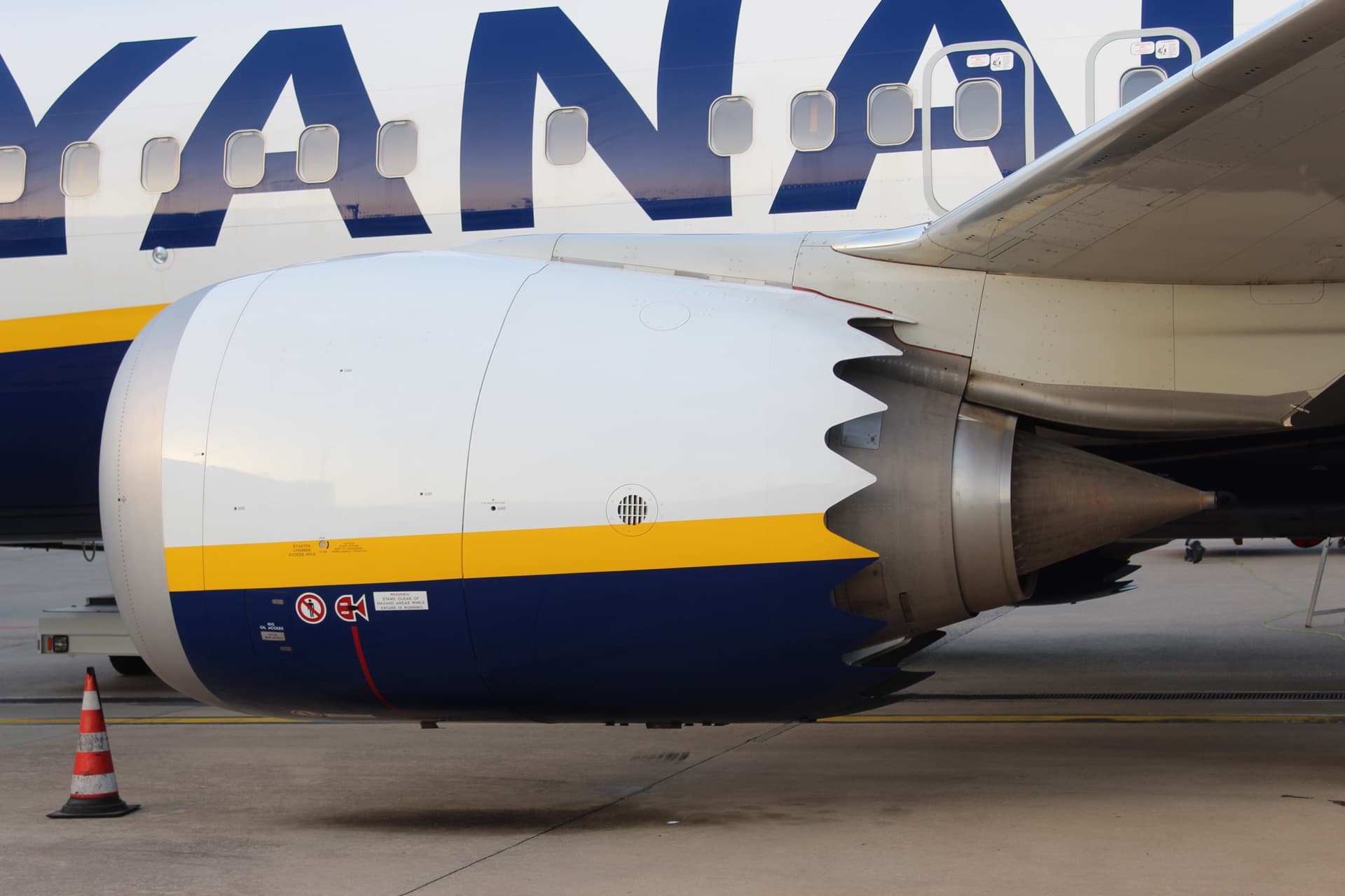 Un turboréacteur CFM International LEAP-1B monté sous l'aile d'un Boeing 737 MAX, gros plan sur le grand carter de soufflante du moteur