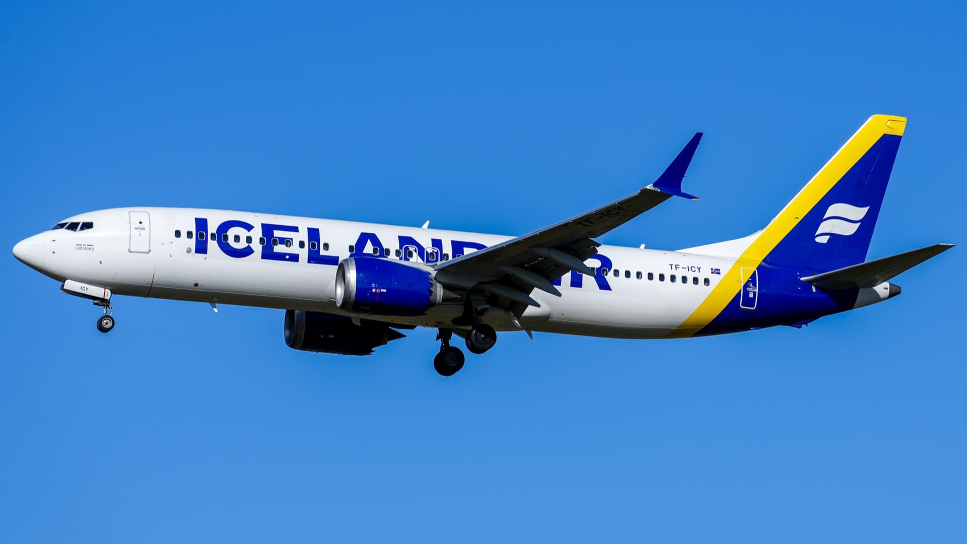 Un Boeing 737 MAX 8 d'Icelandair en montée après le décollage, avec les winglets fendus et les nacelles LEAP-1B avancées bien visibles sous l'aile