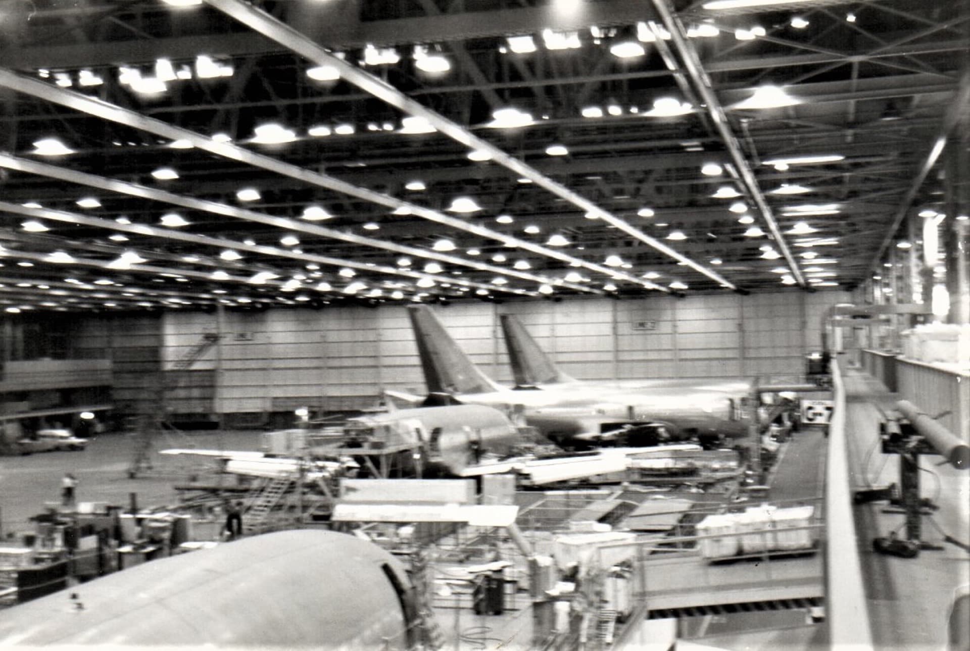 La chaîne de montage final du Boeing 737 à l'usine de Renton en 1972, avec des fuselages en cours d'assemblage le long de la ligne