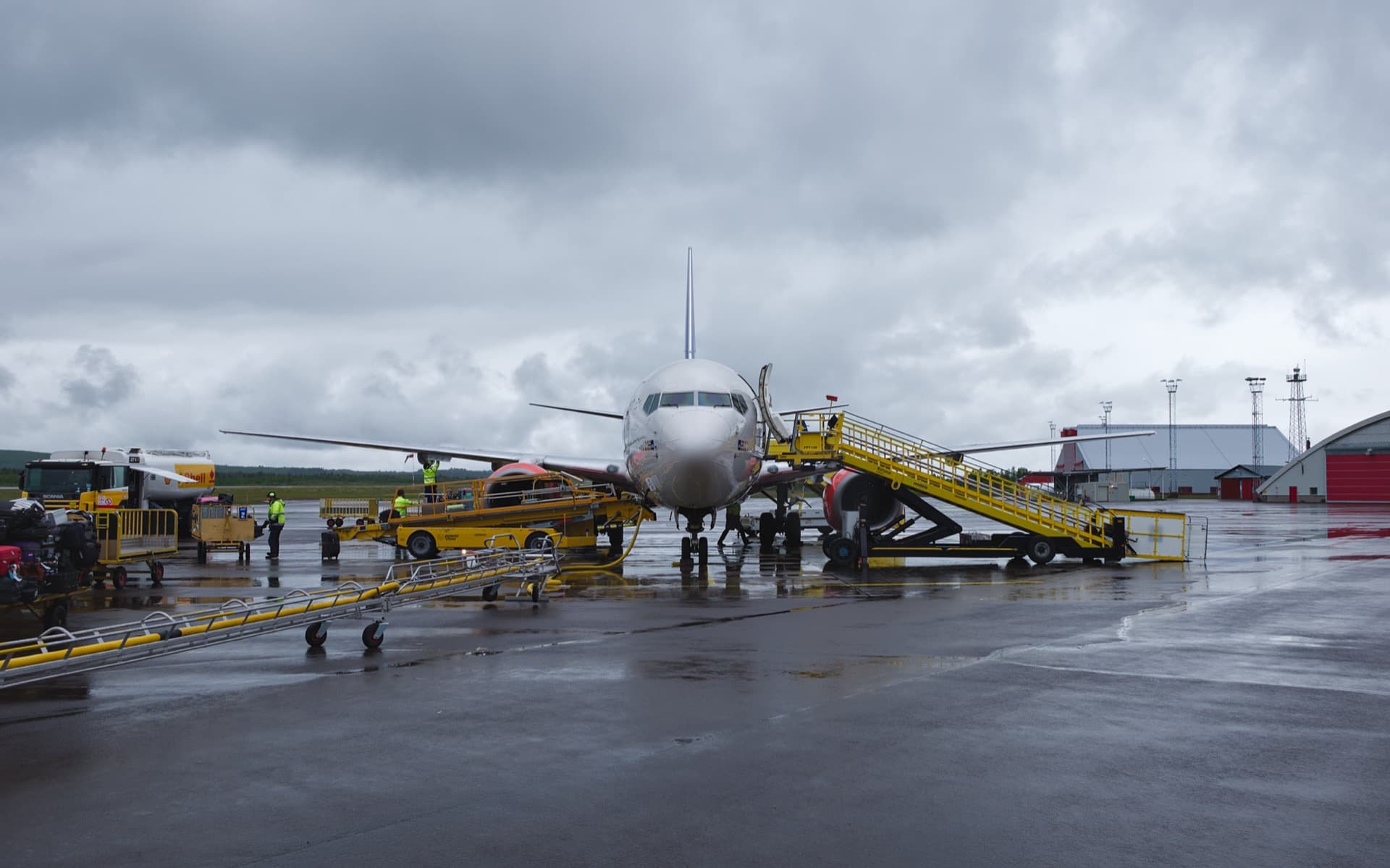 Un Boeing 737-600 de SAS, la version Next Generation la plus courte, stationné à l'aéroport de Kiruna, dans le nord de la Suède