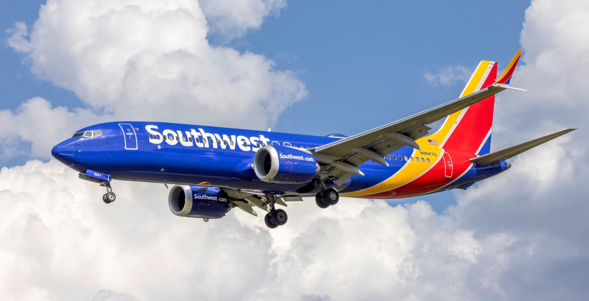 Un Boeing 737 MAX 8 de Southwest Airlines sur le tarmac, ses winglets fendus et son cône de queue affiné le distinguant de la génération Next Generation