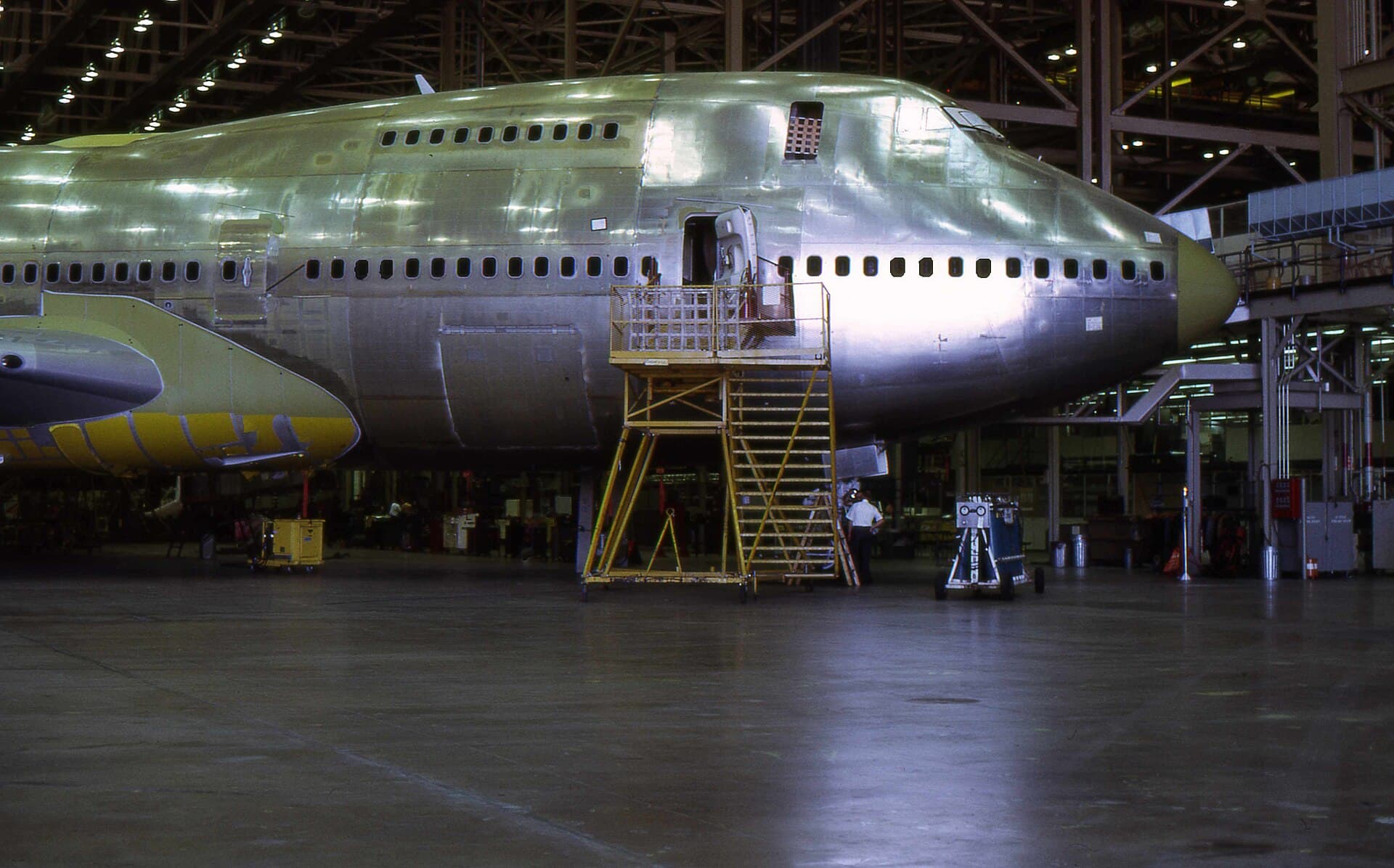 L'atelier de l'usine Boeing d'Everett, un fuselage de 747 en construction, minuscule dans le volume du bâtiment édifié spécifiquement pour l'accueillir