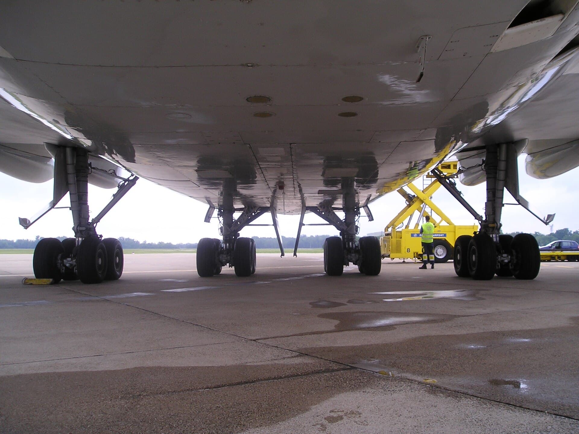 Les quatre bogies du train principal d'un Boeing 747 vus par en dessous, chacun portant quatre roues pour répartir le poids de l'appareil sur la piste