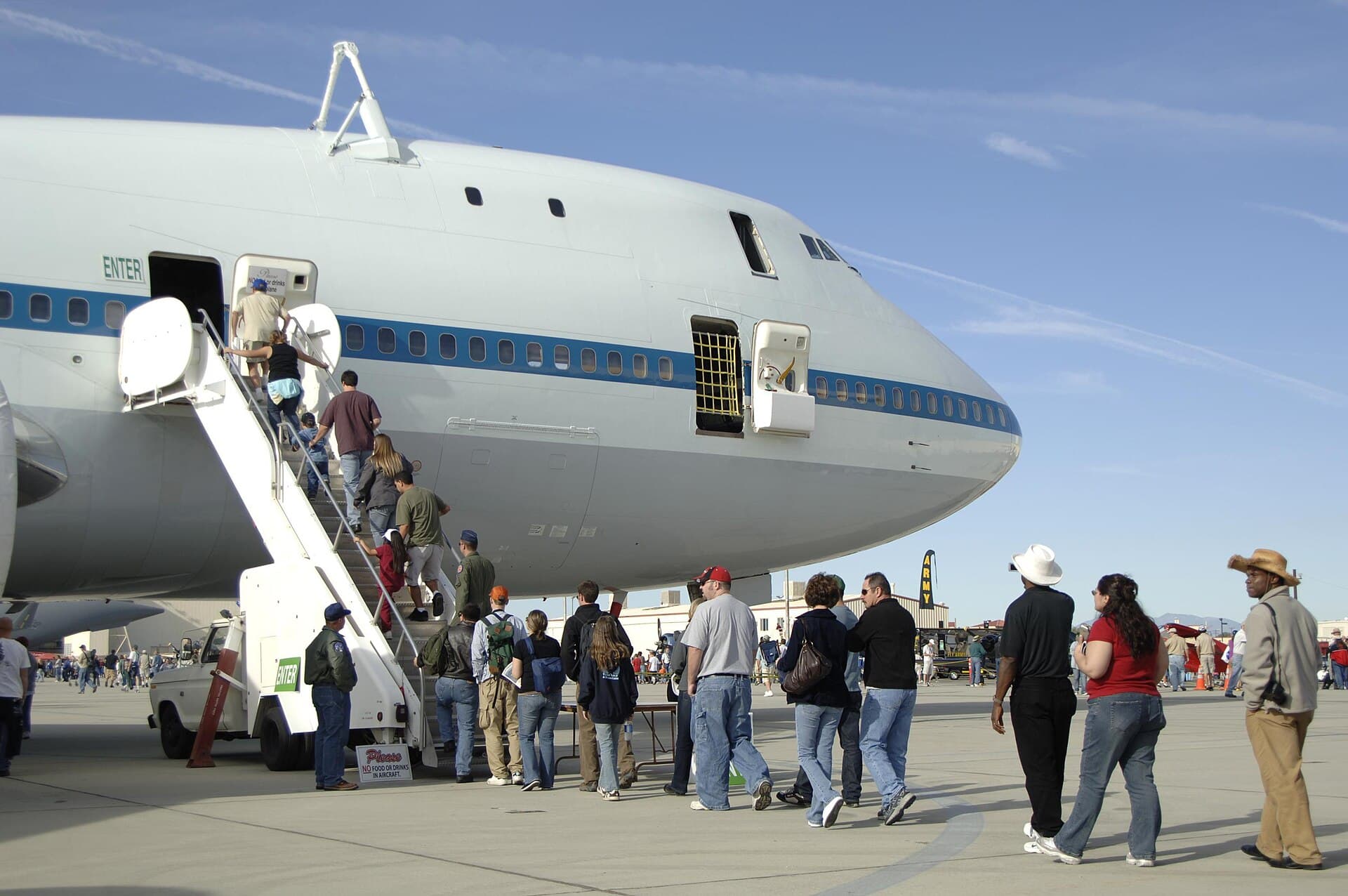 Le nez du Boeing 747 modifié de la NASA, le Shuttle Carrier Aircraft, des visiteurs montant un escalier d'embarquement lors d'une journée portes ouvertes