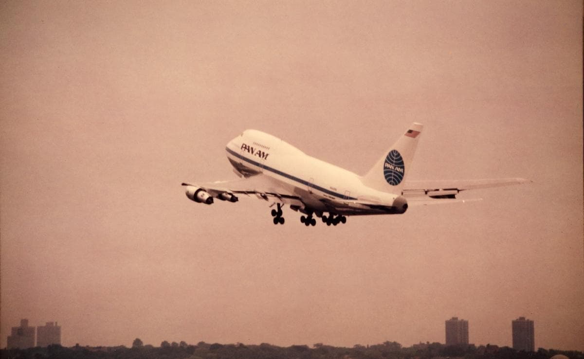Un Boeing 747SP de Pan Am au décollage, son fuselage nettement raccourci et sa dérive haute le distinguant du 747 de longueur standard