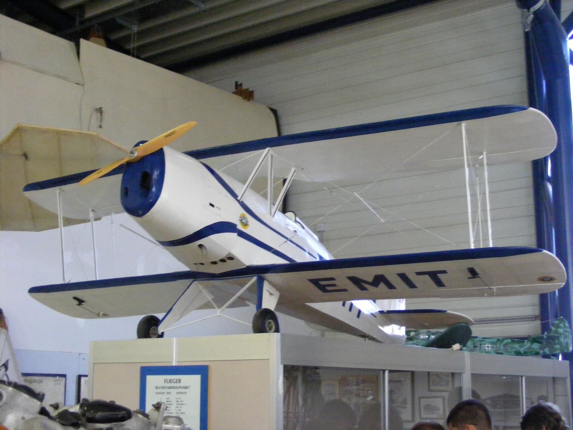 Un biplan Bücker Jungmann exposé de façon statique dans un musée