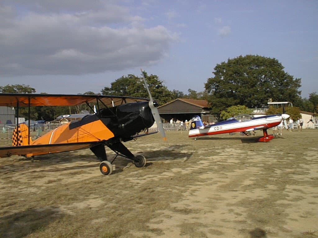 Un Bücker Bü 131 Jungmann restauré, exposé sur l'aérodrome de Belvès, en France