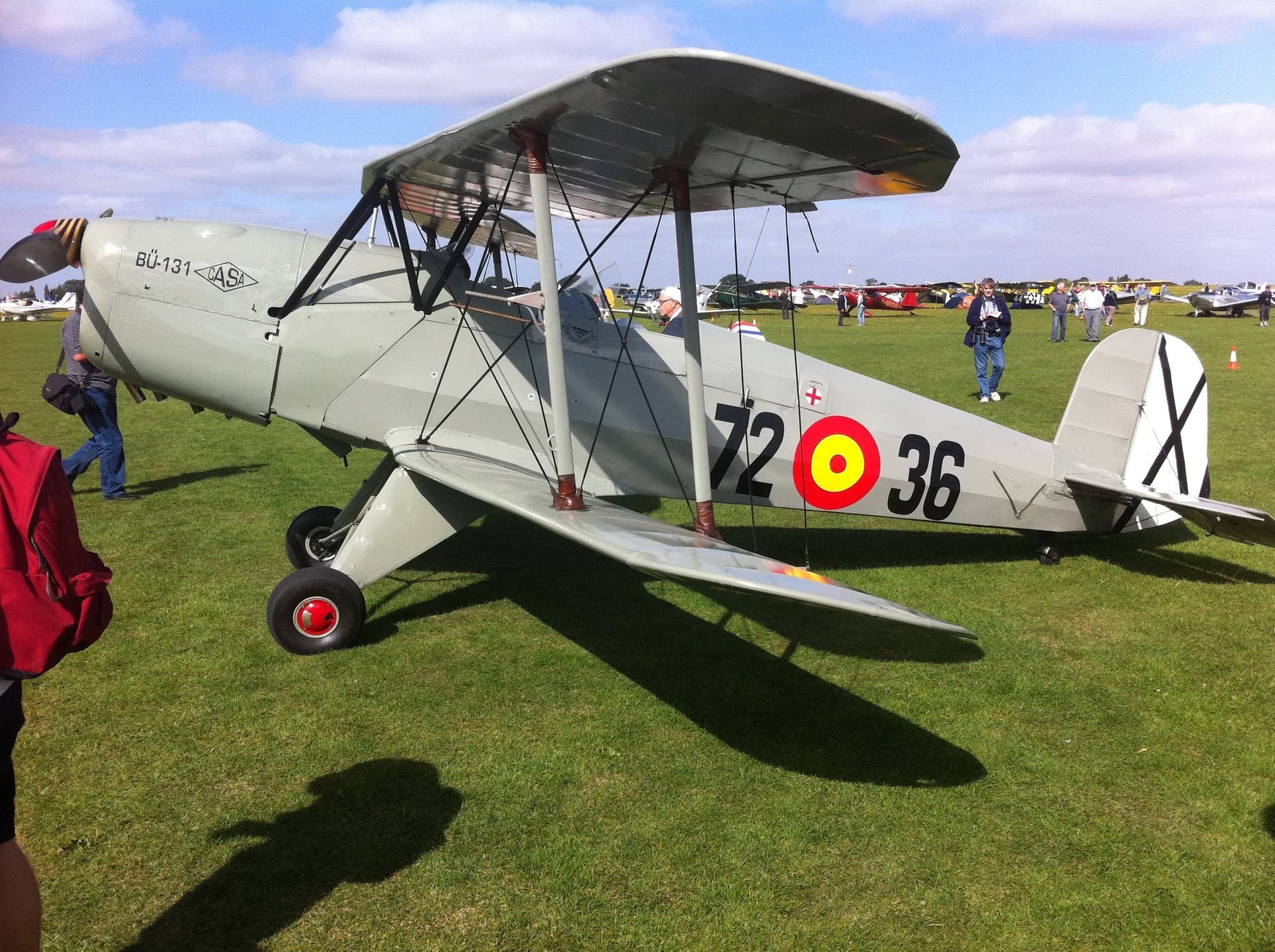 Un CASA 1.131E Jungmann de construction espagnole, immatriculé G-CDJU, aux couleurs d'instruction de l'armée de l'air espagnole
