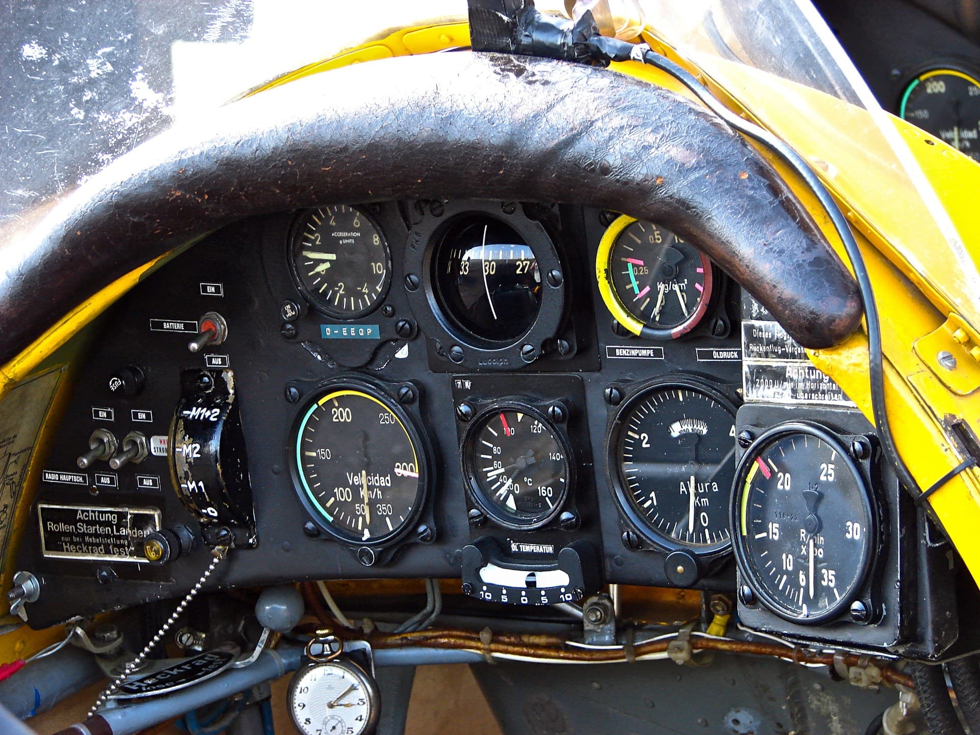 Le poste de pilotage biplace en tandem, à ciel ouvert, d'un Bücker Bü 131 Jungmann, aux instruments de vol sommaires