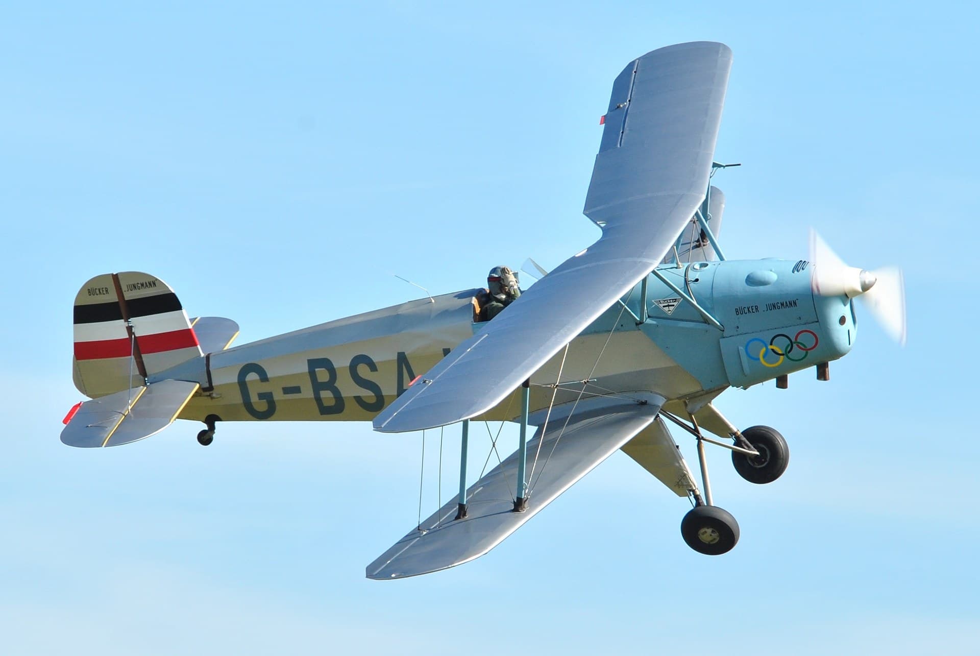 Un Bücker Jungmann en démonstration lors du Duxford Airshow, en 2012