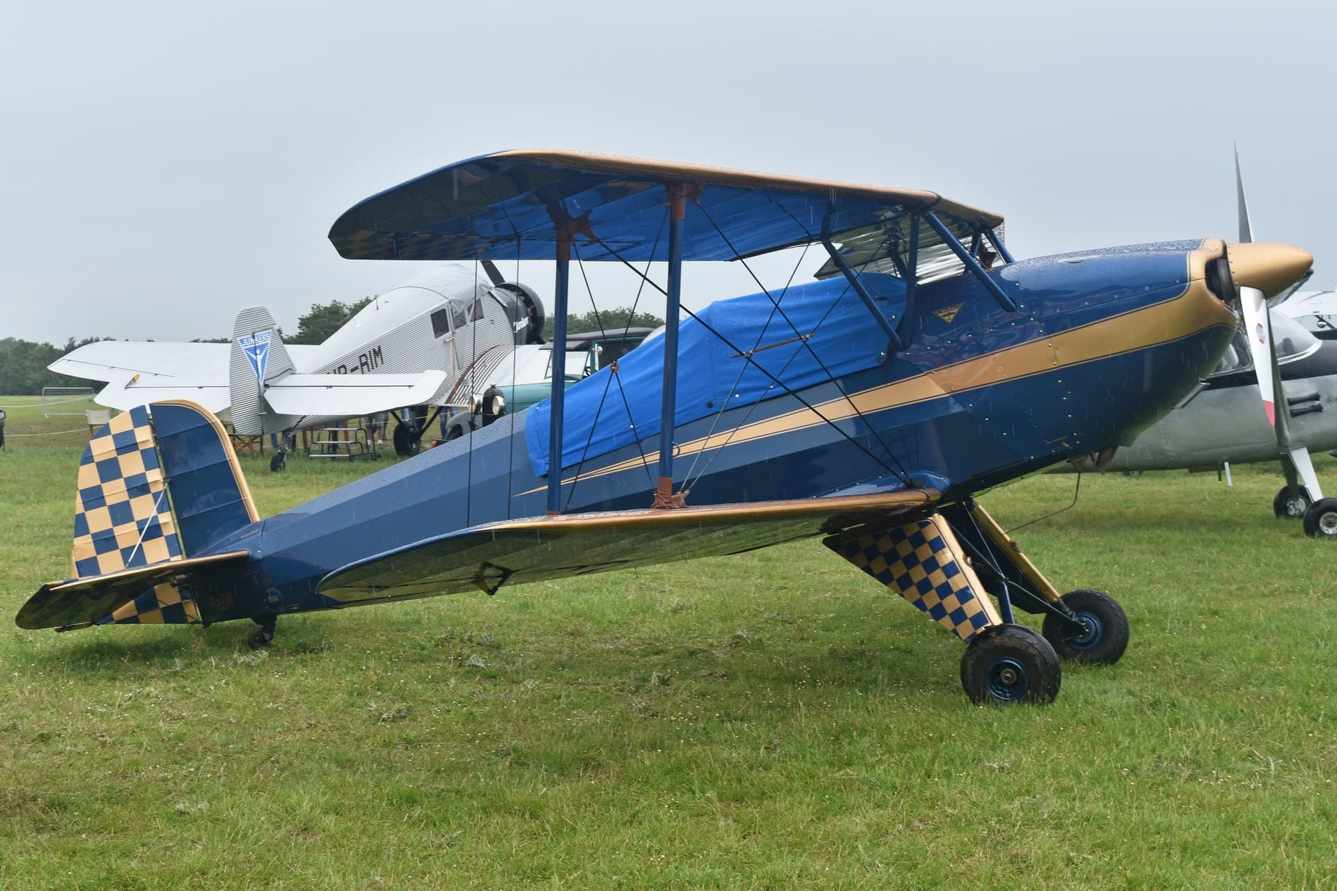 Un Bücker Bü 131B Jungmann restauré, immatriculé F-AZVK, stationné sur l'herbe