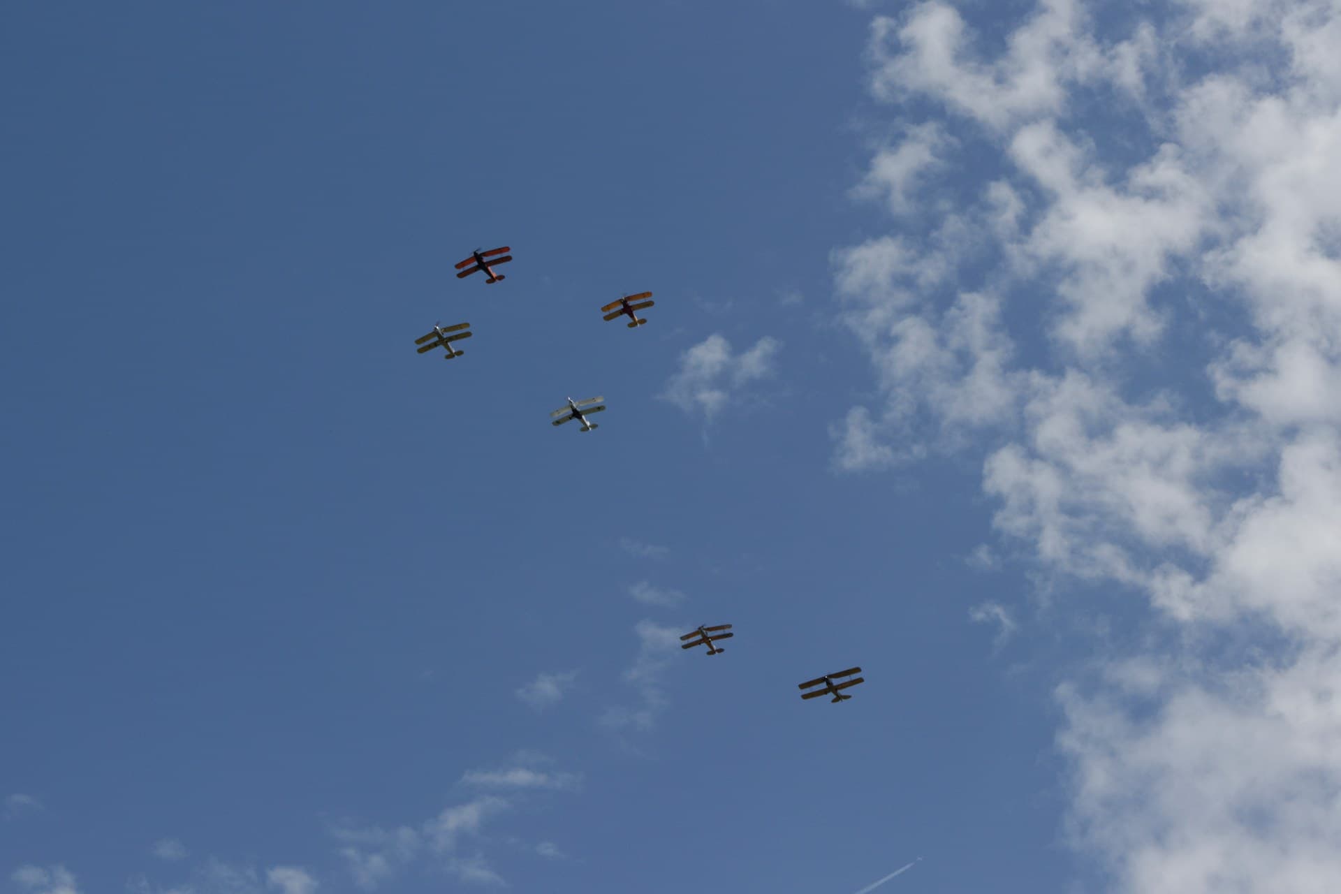Un Bücker Jungmann en vol lors du Meeting Aérien de la Ferté-Alais