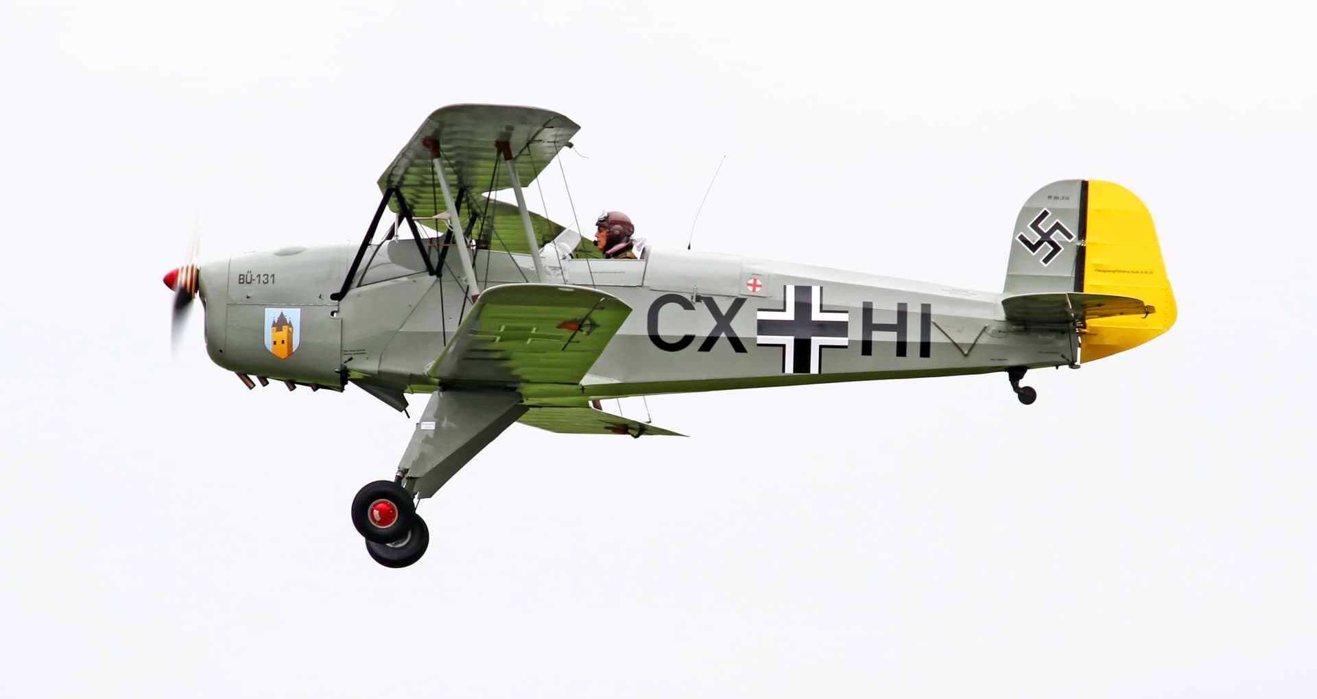 Un biplan Bücker Bü 131 Jungmann en vol