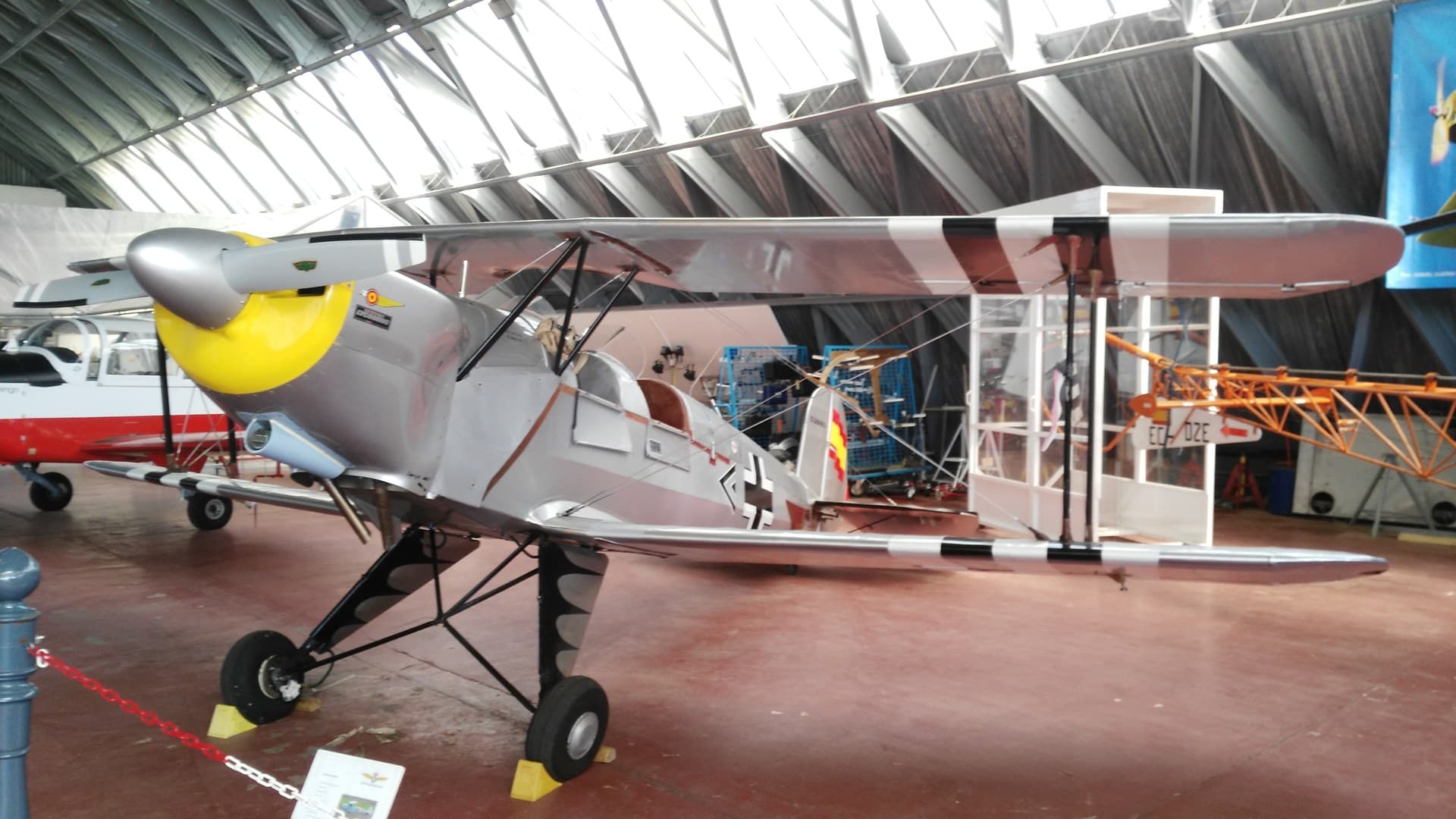 Un Bücker Bü 131 Jungmann stationné sur l'aérodrome de Rozas