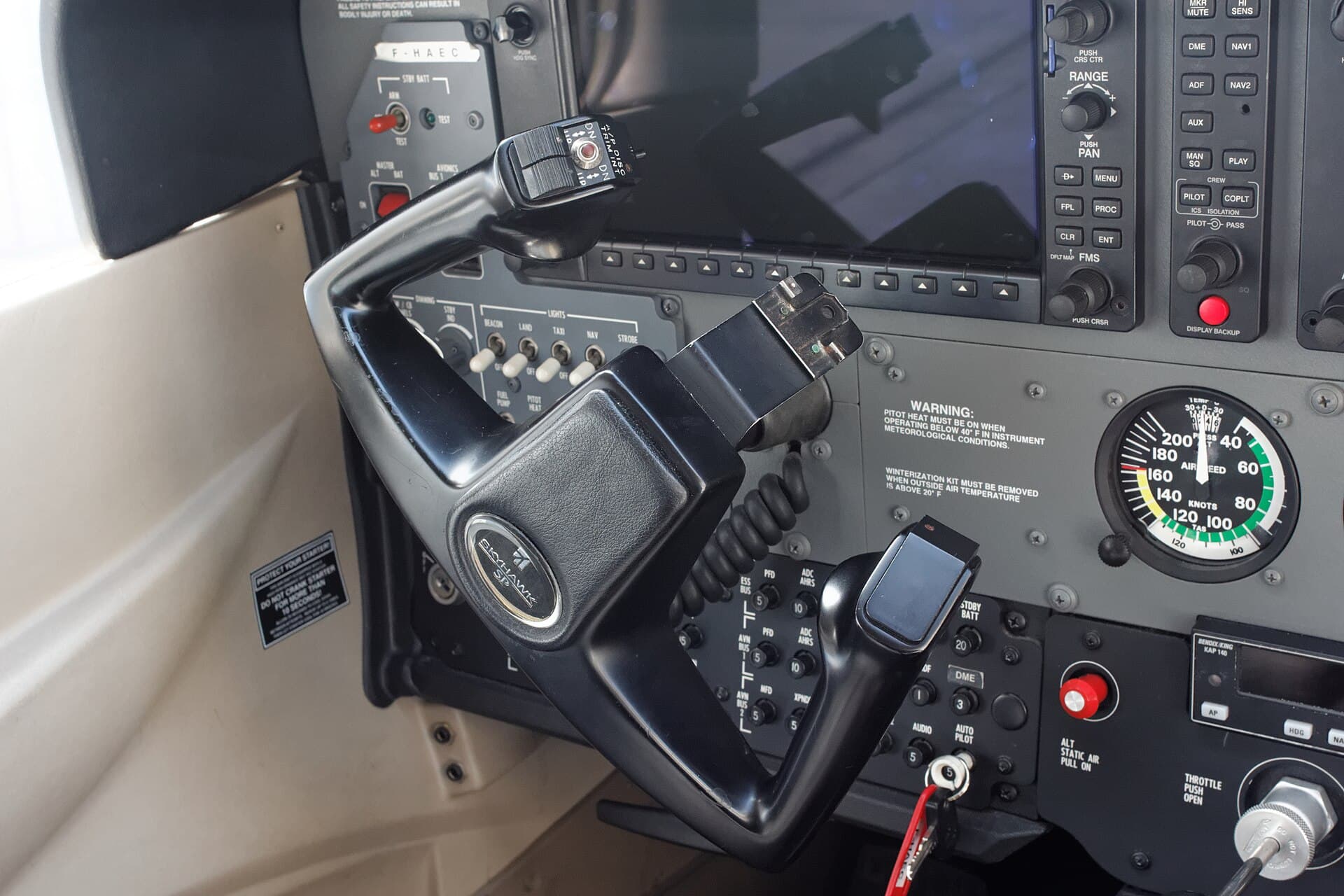 The Garmin G1000 glass panel of a Cessna 172SP