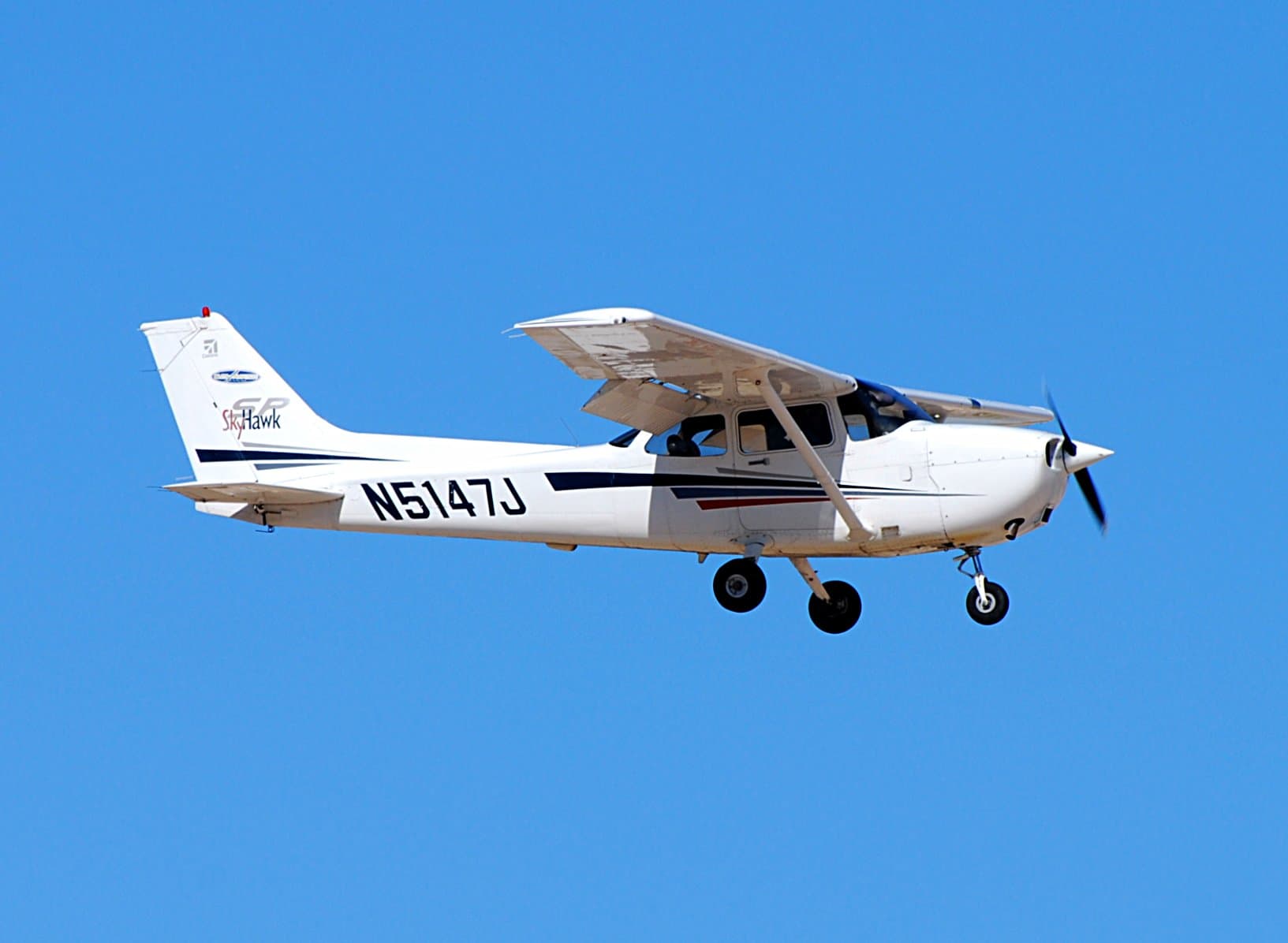 Cessna 172S Skyhawk SP en vol dans un ciel bleu dégagé