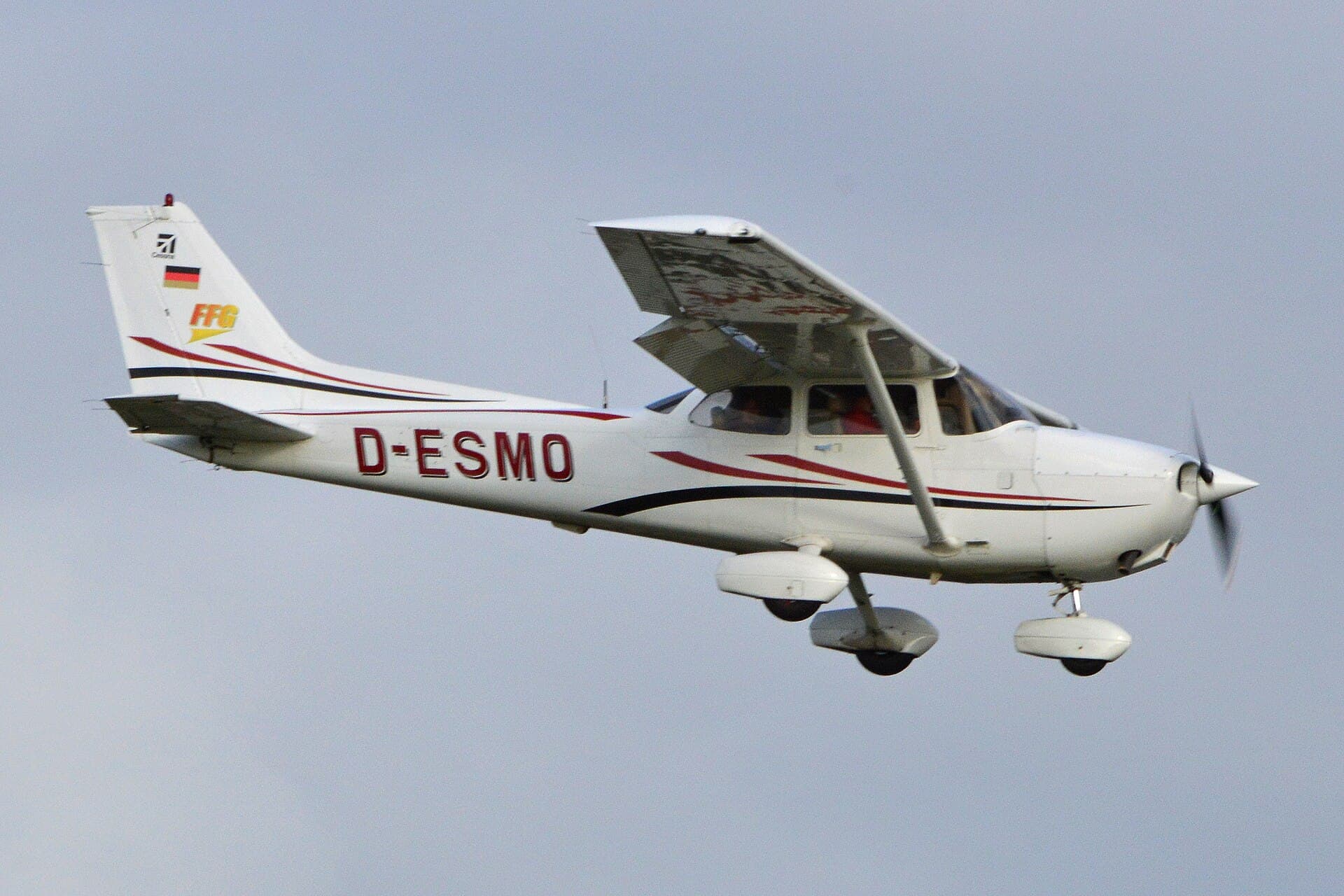 A Cessna 172R landing at Hamburg