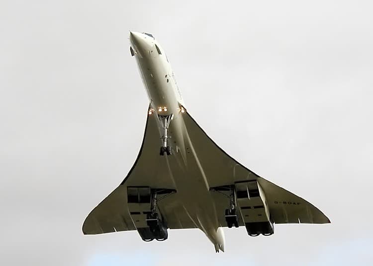 Concorde G-BOAF on the final Concorde flight, passing low over the A38 on approach to Filton, Bristol, on 26 November 2003