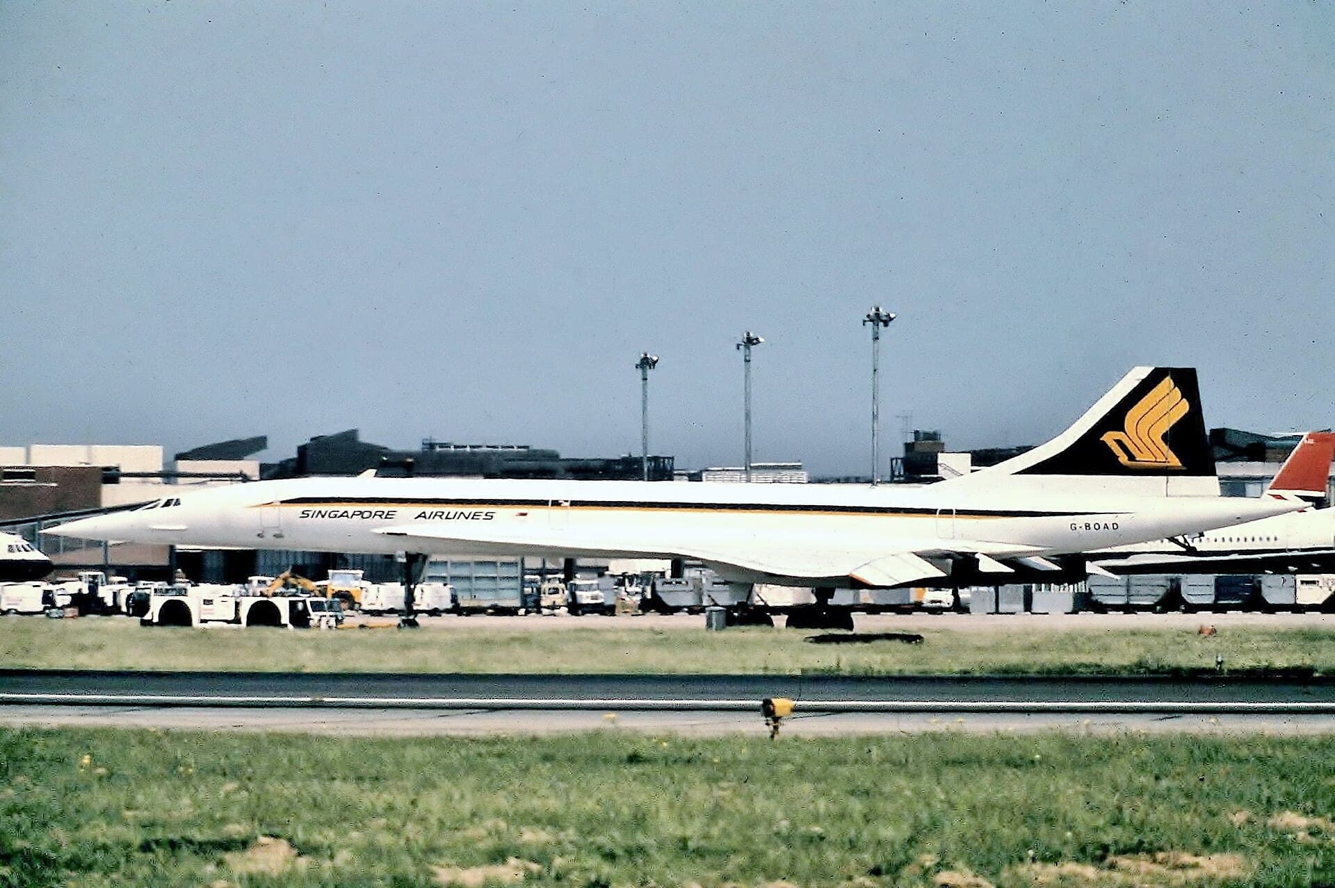 G-BOAD at Heathrow in August 1977, painted in Singapore Airlines colours on one side for the joint London to Singapore service
