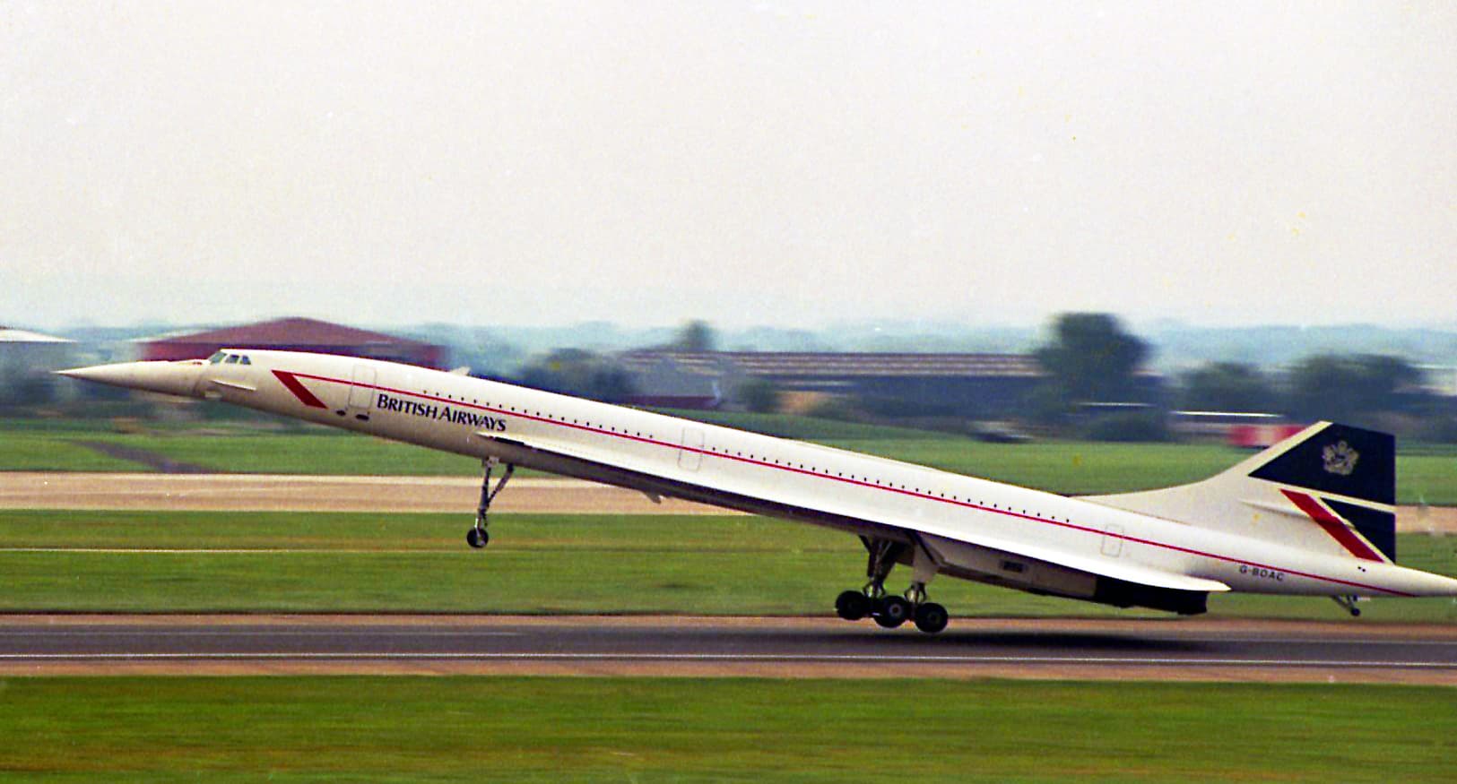 Le Concorde G-BOAC de British Airways à la rotation au décollage, nez basculé, photographié en 1987
