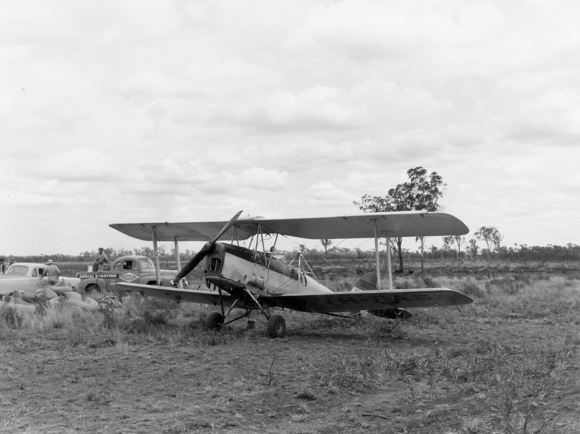 Un Tiger Moth converti pour l'épandage aérien de semences agricoles dans le Queensland, en Australie
