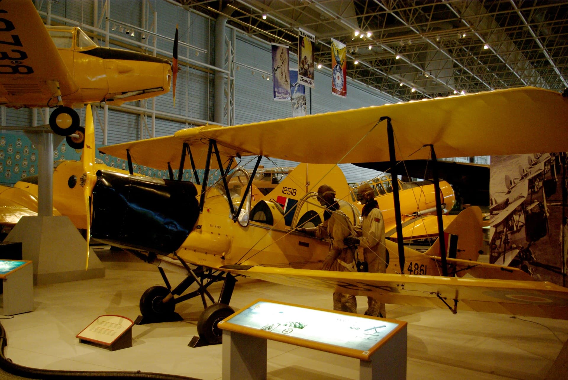 Un de Havilland DH.82C Tiger Moth de fabrication canadienne, à la verrière de cockpit fermée