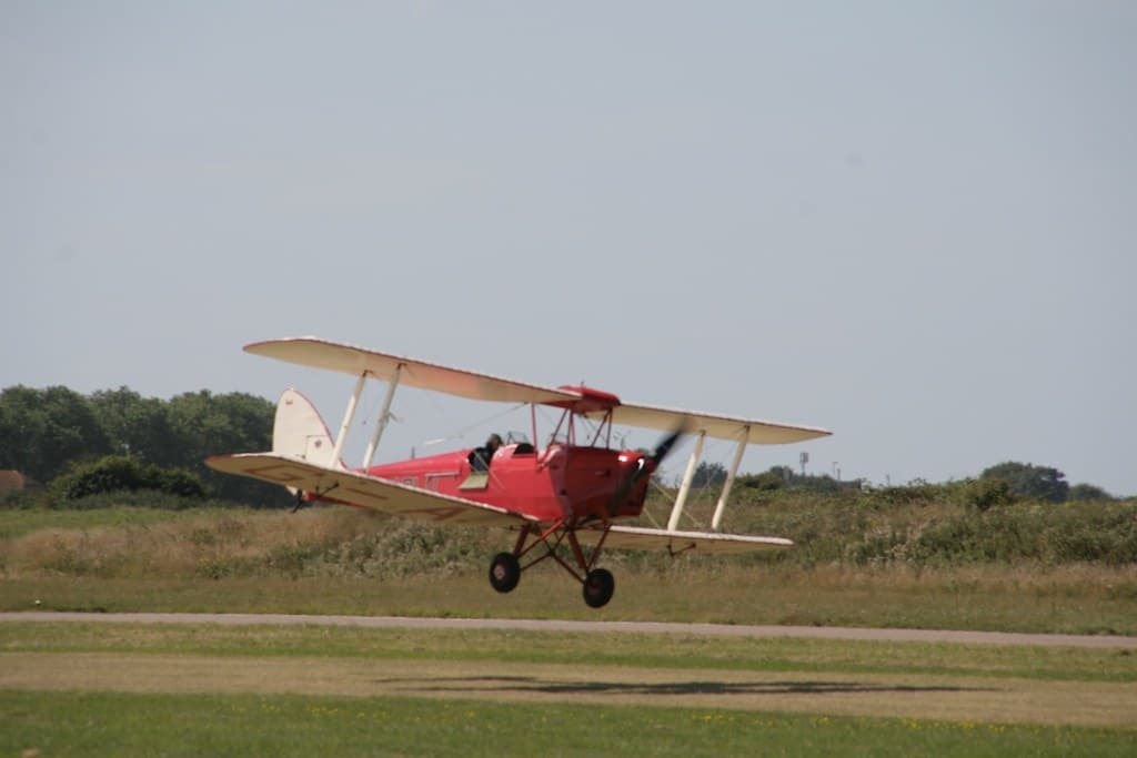 Un Tiger Moth en approche finale avant l'atterrissage