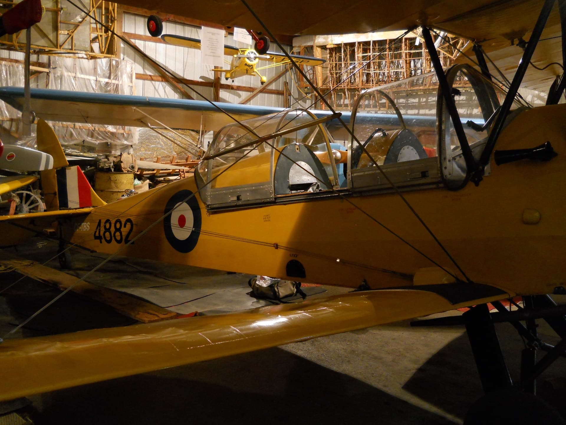 Un Tiger Moth d'entraînement de l'ARC entreposé dans un hangar au Canada