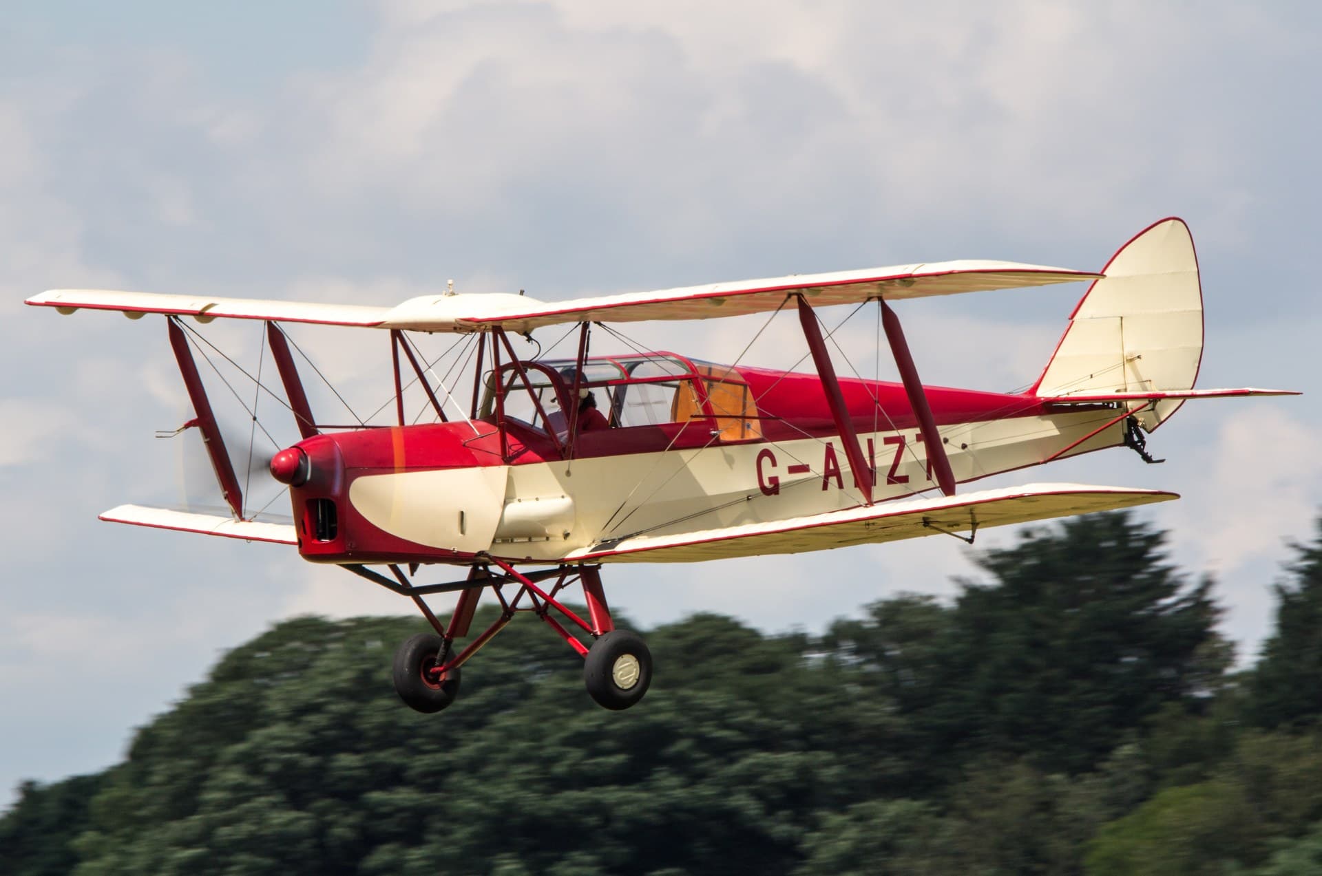 Un Thruxton Jackaroo, conversion cabine quadriplace d'après-guerre du Tiger Moth, immatriculé G-ANZT
