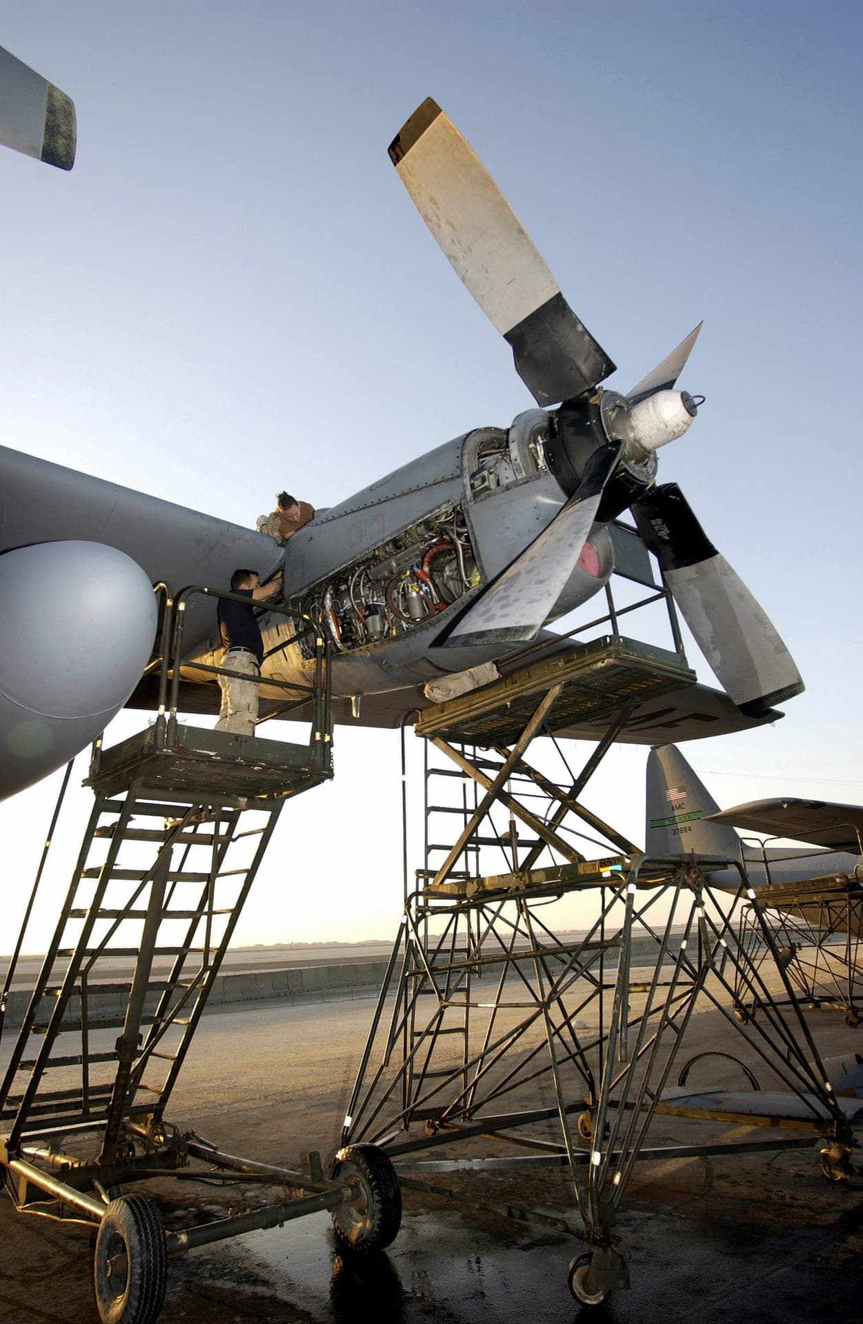 Un moteur turbopropulseur Allison T56 en entretien sur un C-130 en Irak, en 2003