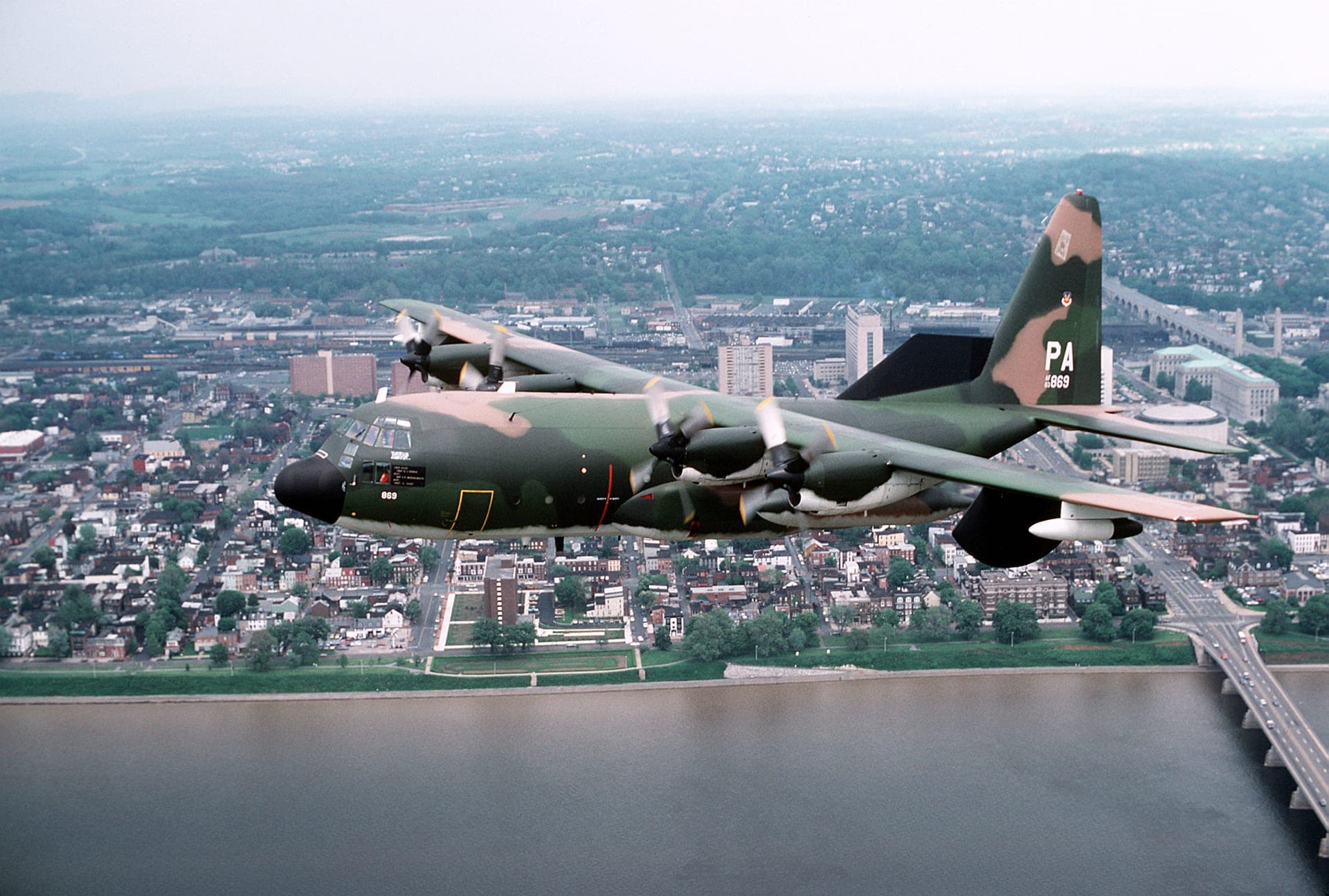 Un EC-130E de la Garde nationale aérienne de Pennsylvanie survolant Harrisburg en 1980