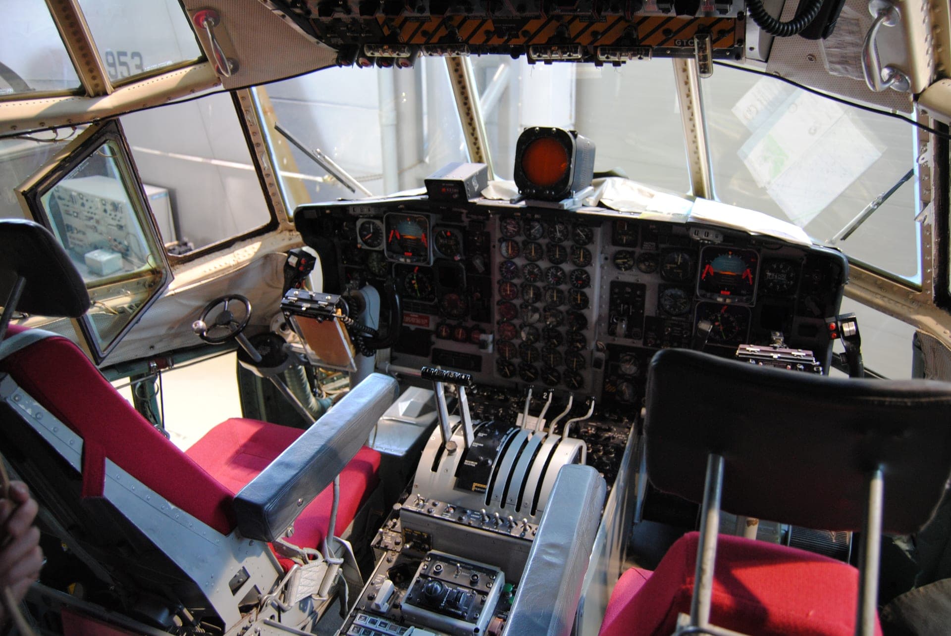 Le poste de pilotage analogique classique d'un C-130 Hercules conservé, avec les postes du navigateur et du mécanicien navigant derrière les pilotes