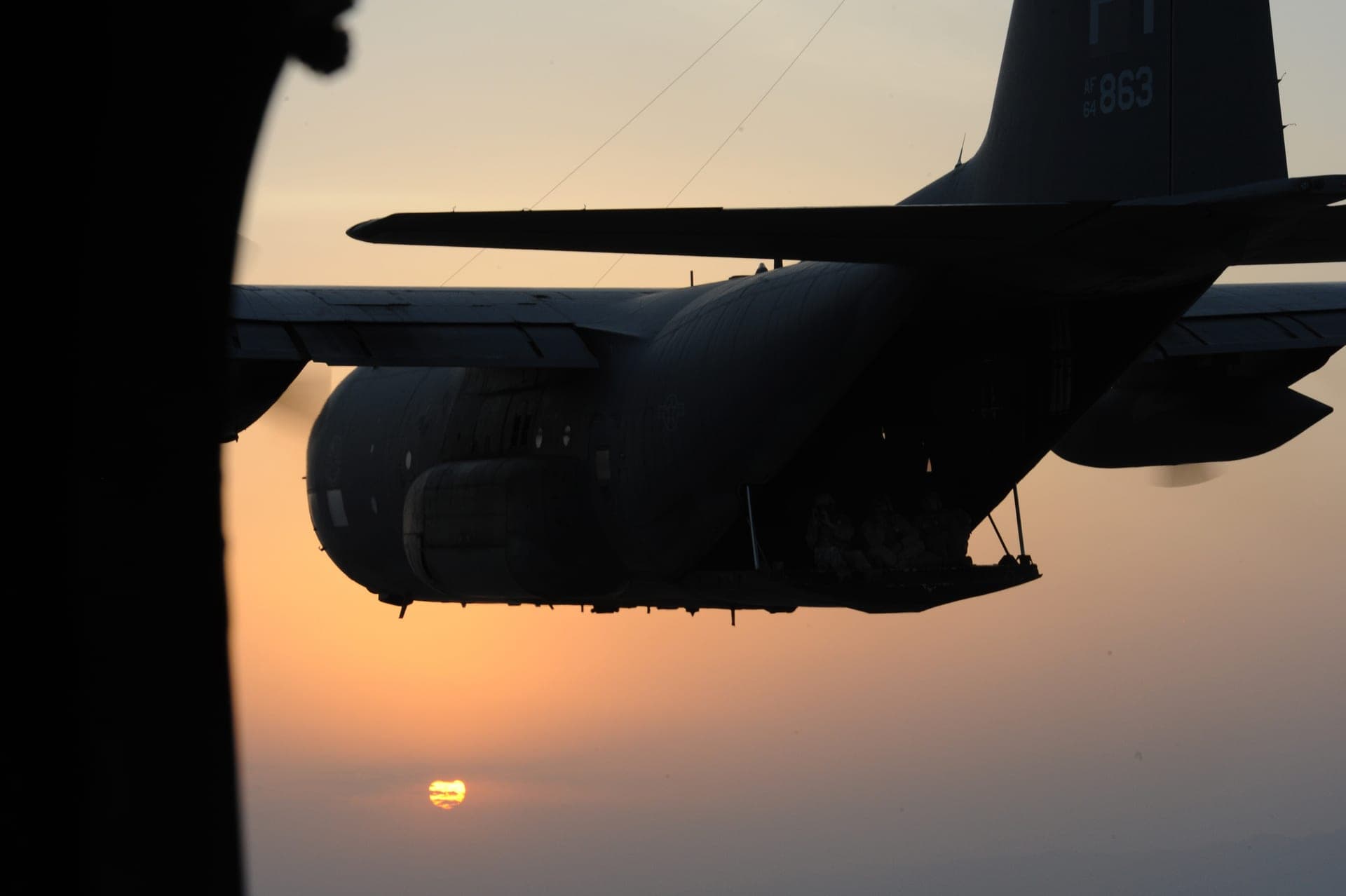 Un HC-130P Combat King se prépare à ravitailler un hélicoptère CH-53E Super Stallion au large de Djibouti, en 2012