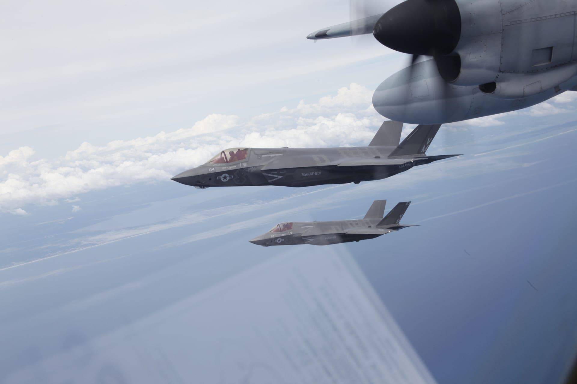 Un KC-130 du Corps des Marines ravitaille deux chasseurs F-35 en vol