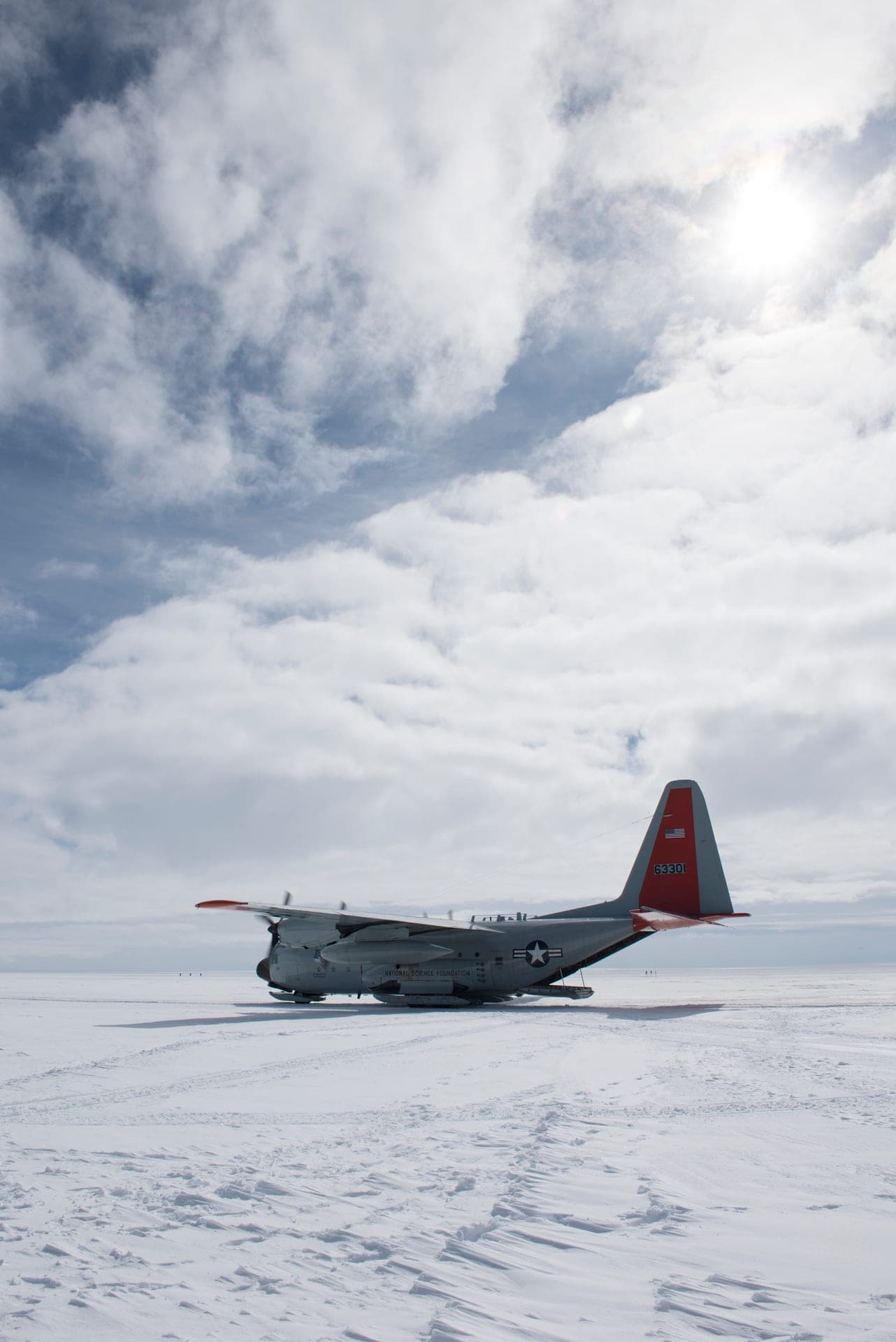 Un LC-130 « Skibird » équipé de skis à Camp Raven, sur l'inlandsis du Groenland