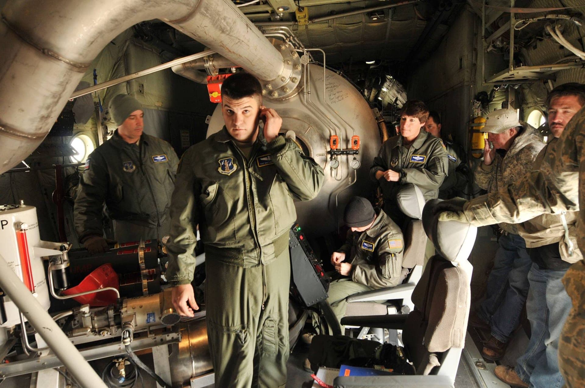Un C-130 de la Garde nationale équipé d'un système modulaire de lutte contre les incendies (MAFFS) lors d'un entraînement, en 2014