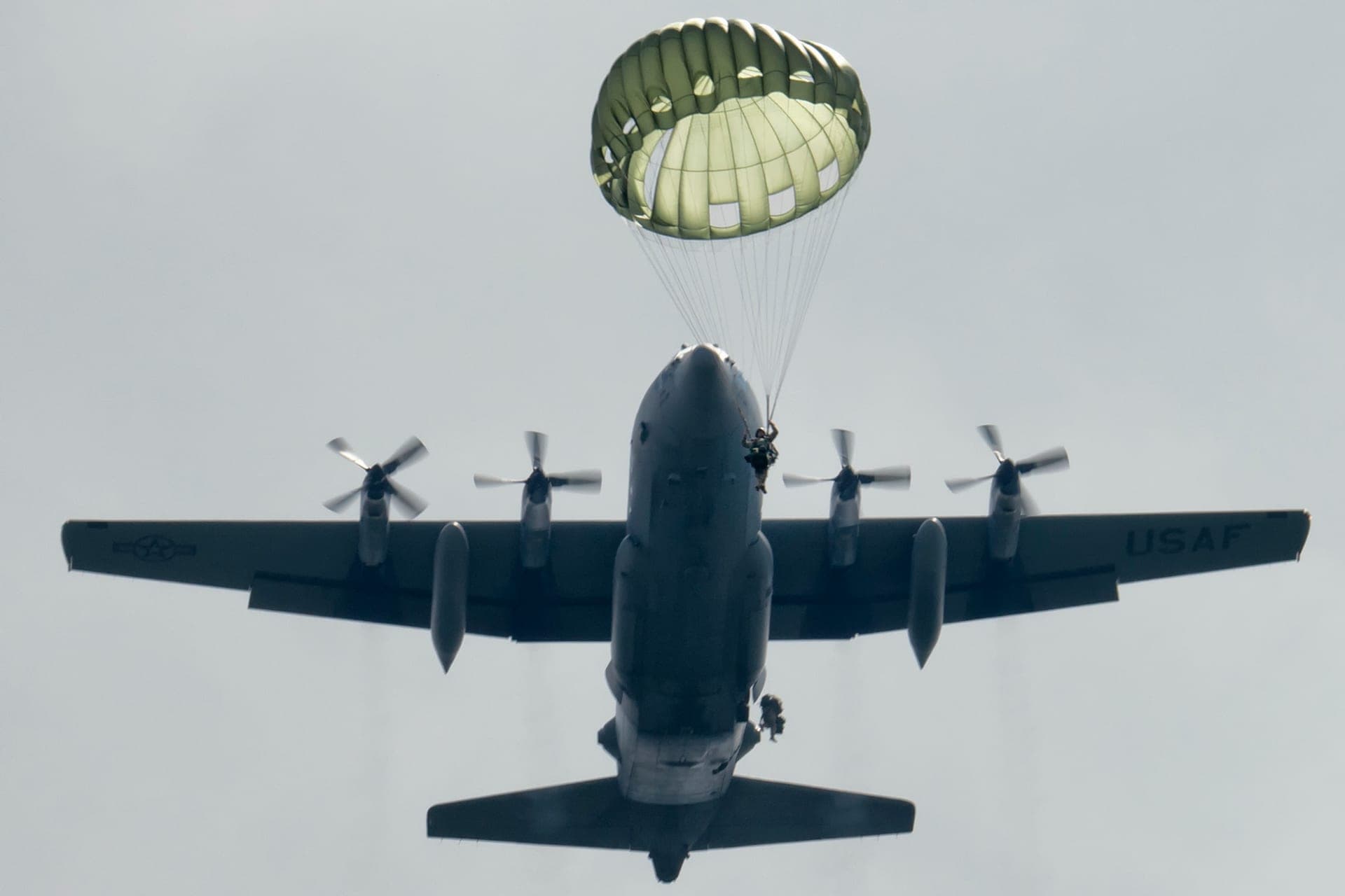 Des soldats des forces spéciales de l'armée américaine sautant d'un C-130 lors d'un exercice aéroporté au Camp Fuji, au Japon, en 2014