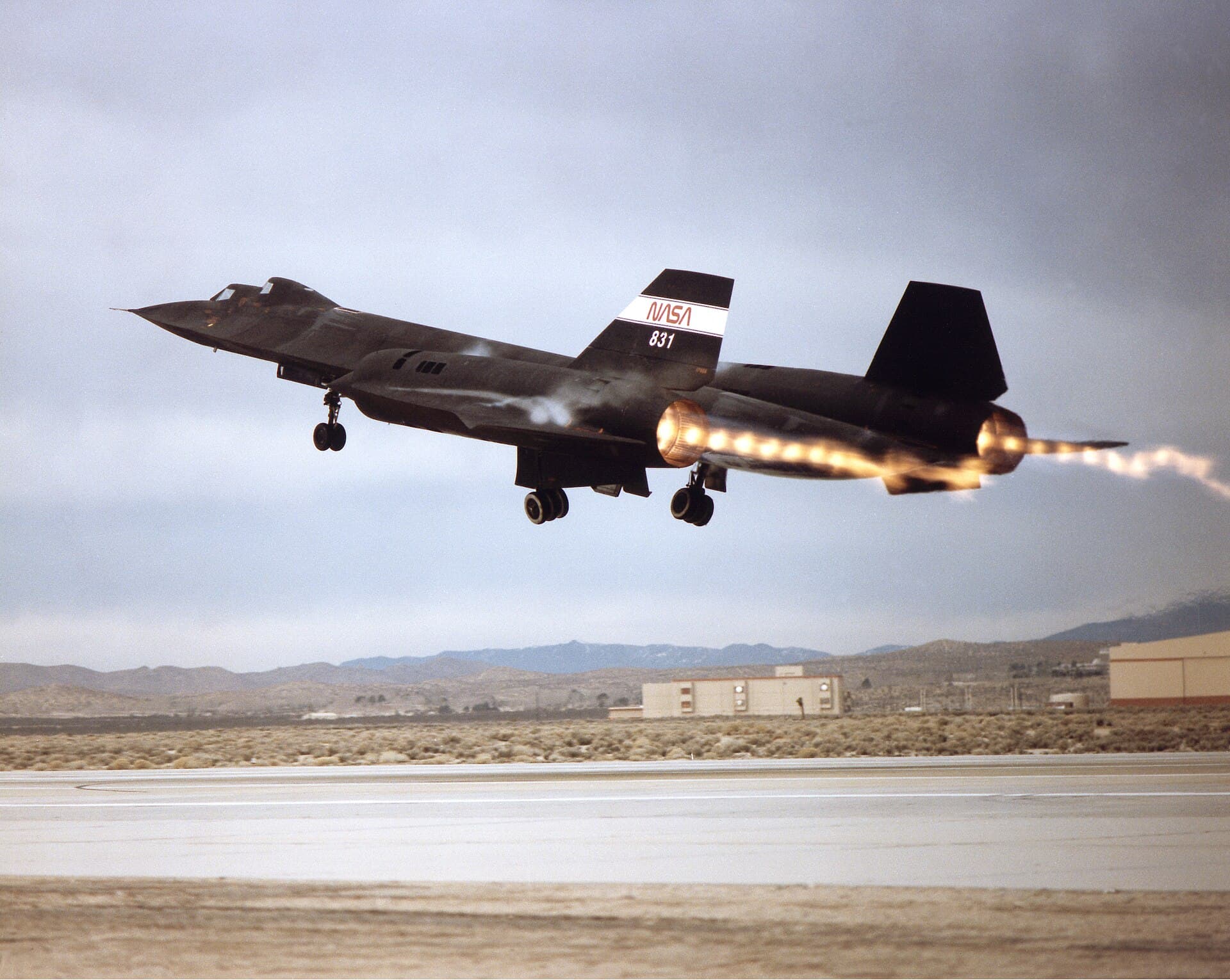 Un SR-71 en montée au décollage, pleine postcombustion, le panache d'échappement laissant apparaître des diamants de choc