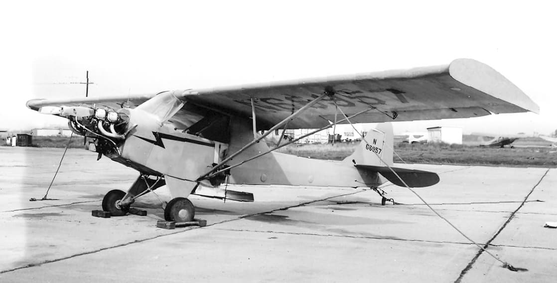 Un Piper J-3 Cub converti pour l'épandage agricole, équipé d'un réservoir de traitement